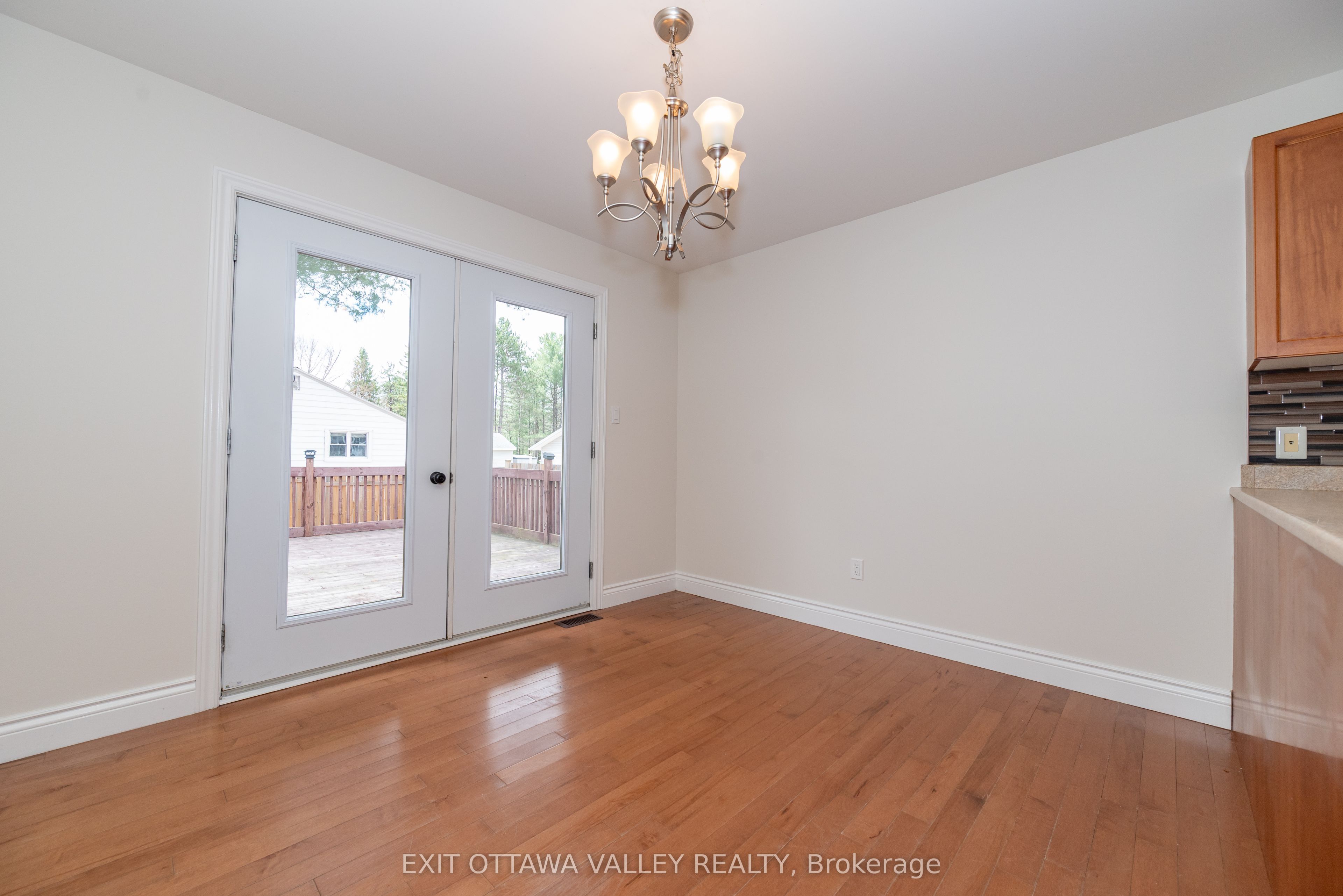 2059 Sandstone Crescent Property Photo 7