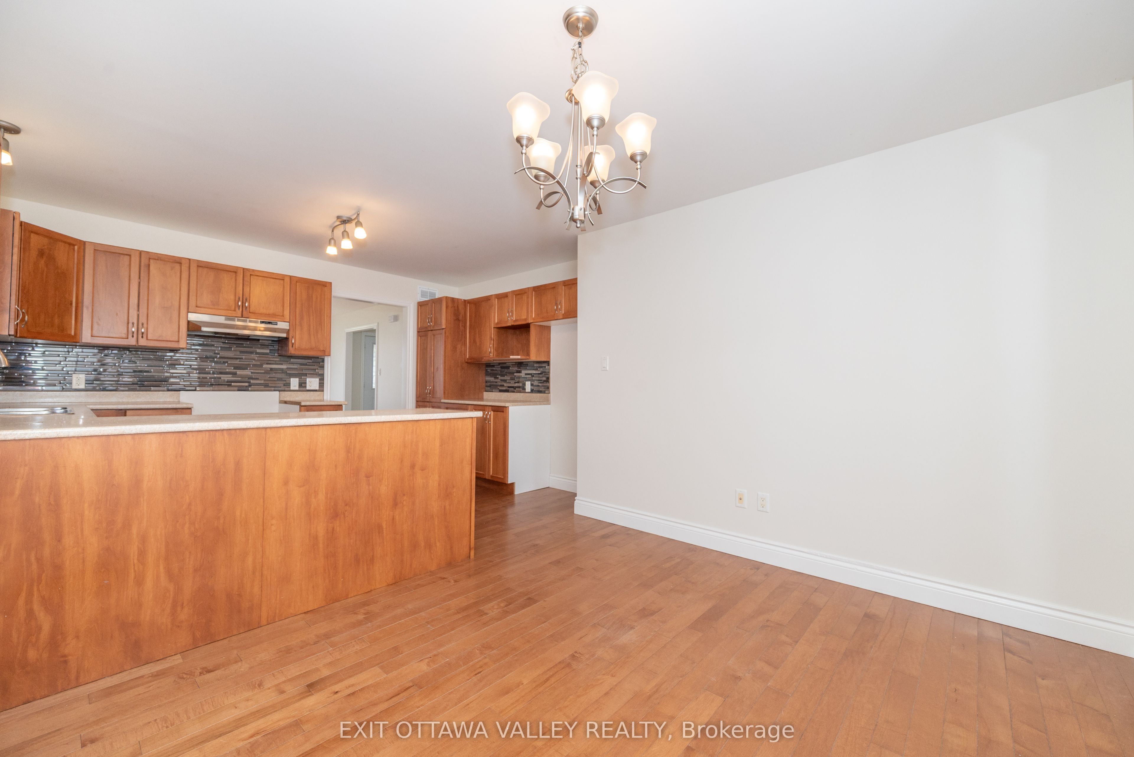 2059 Sandstone Crescent Property Photo 8