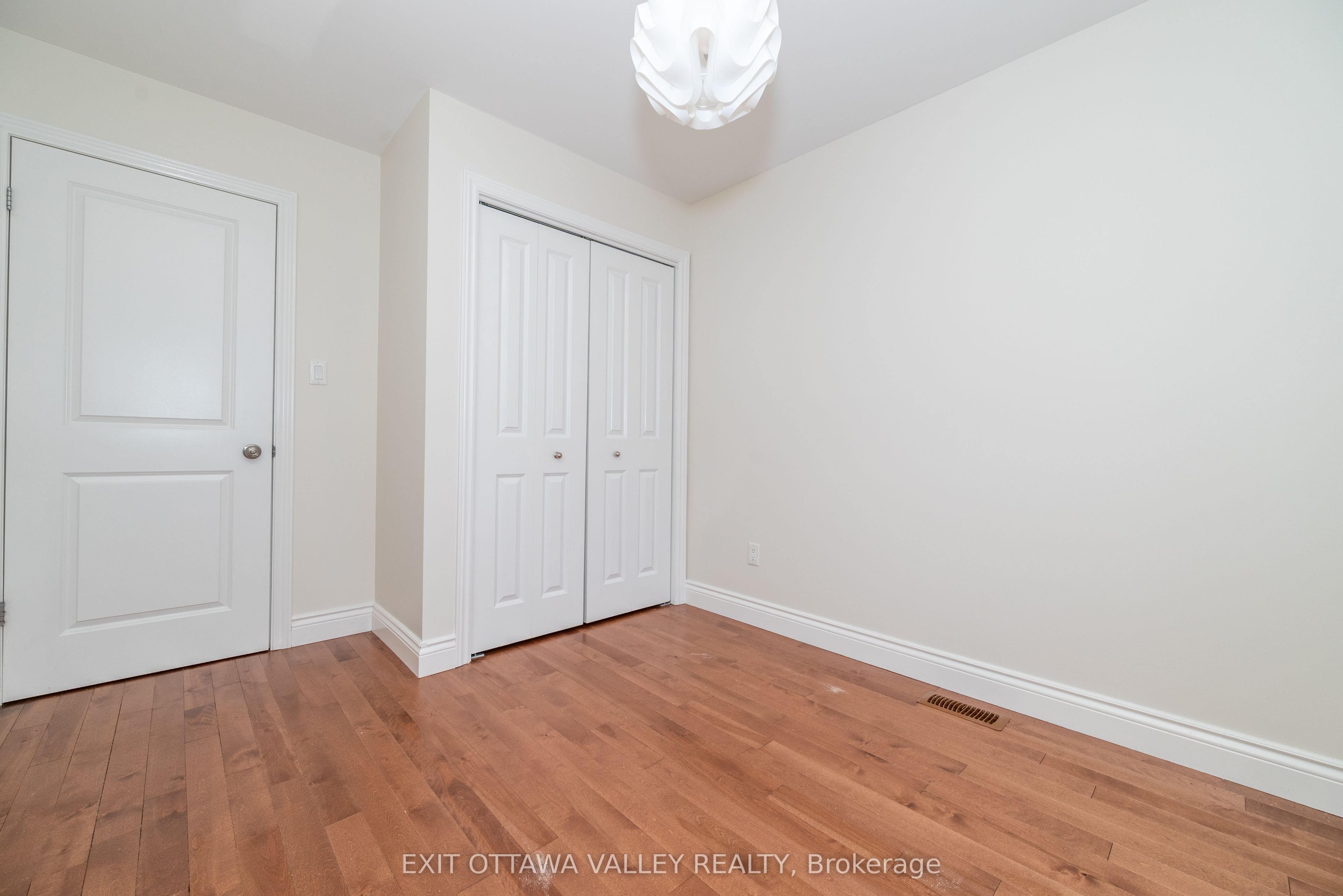 2059 Sandstone Crescent Property Photo 14