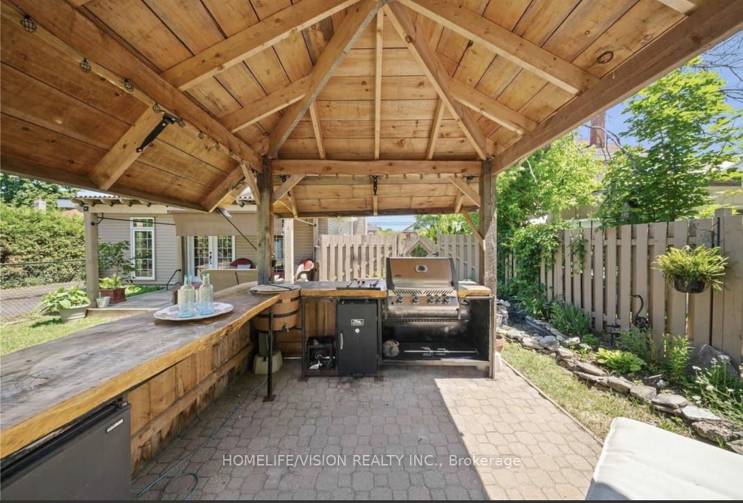 77 Bridge St E Property Photo 8