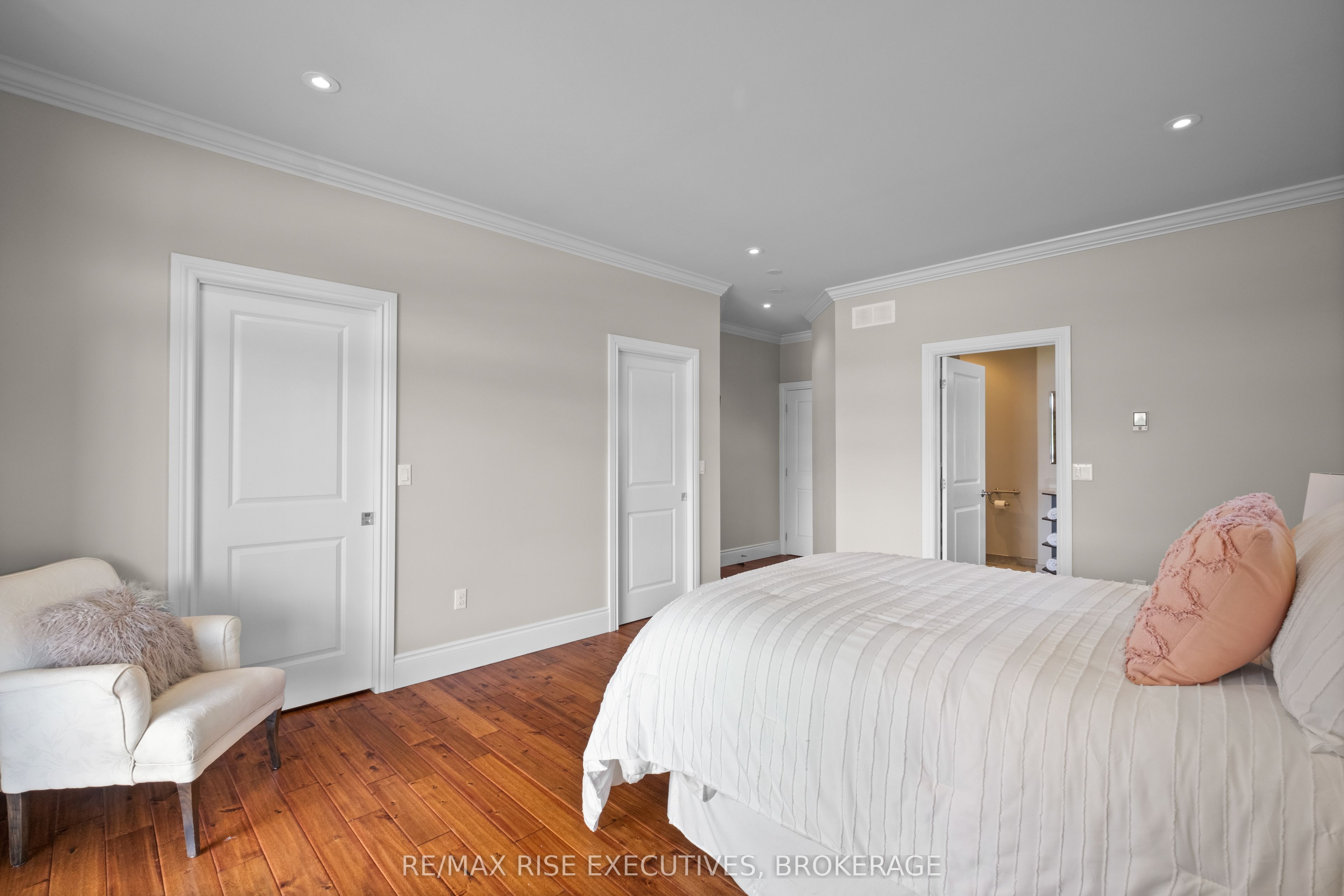 474 Dundas Street Property Photo 35