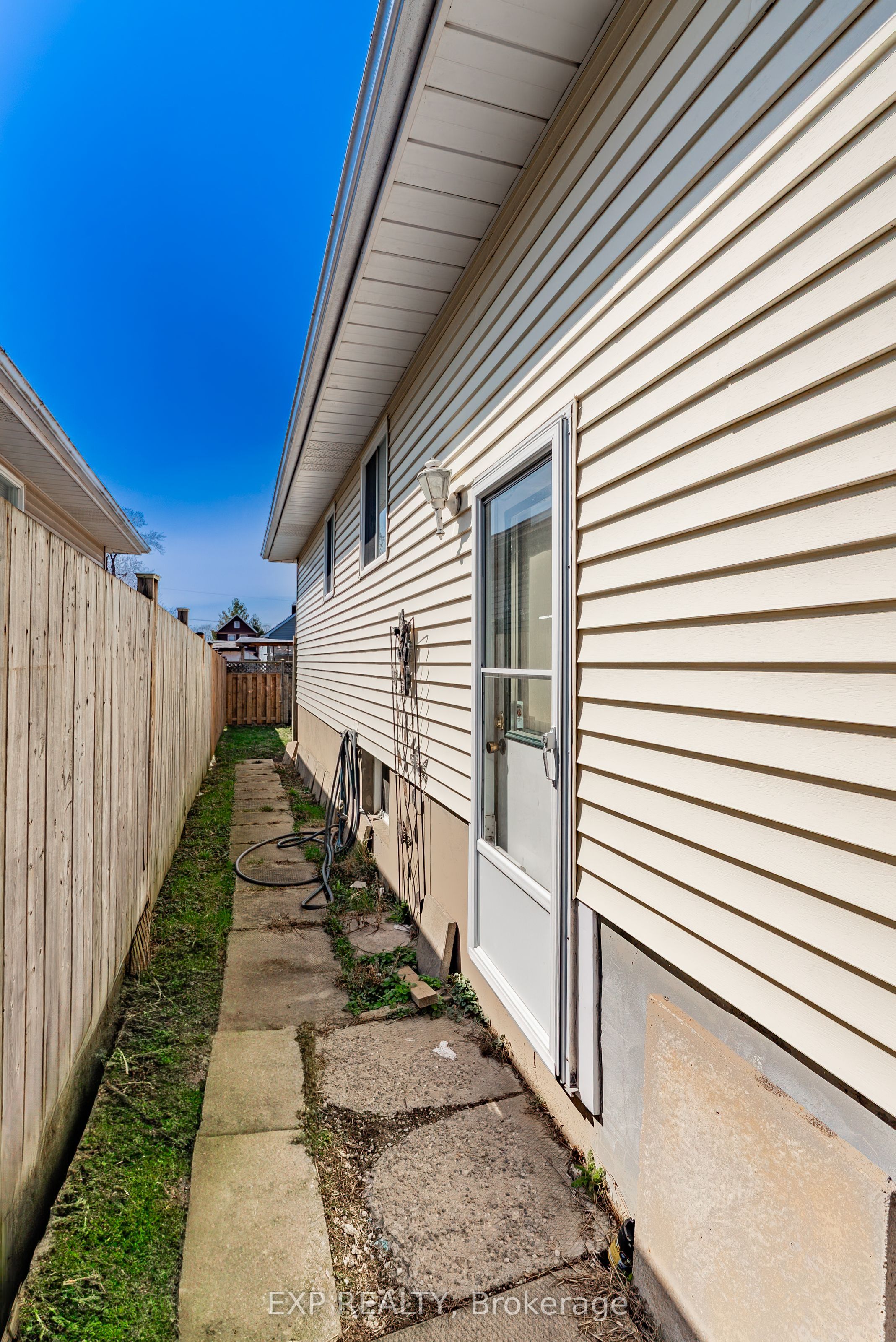 90 Commercial Street Lower Property Photo 19