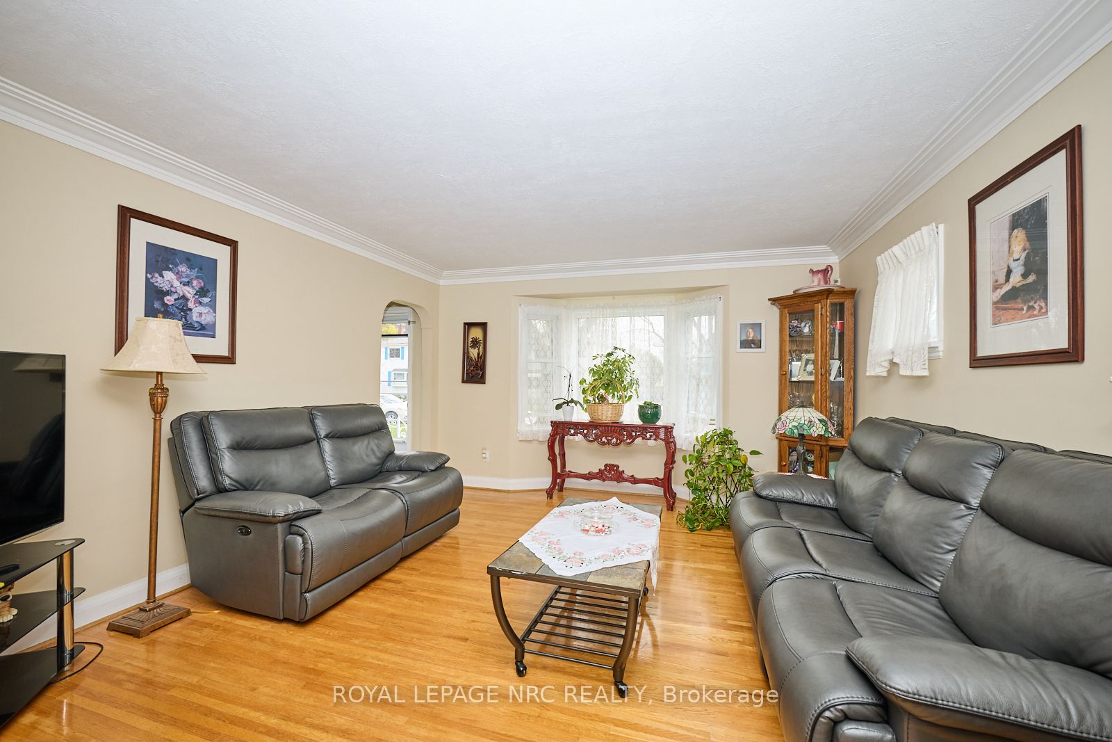 1 Thorndale Ave Property Photo 8