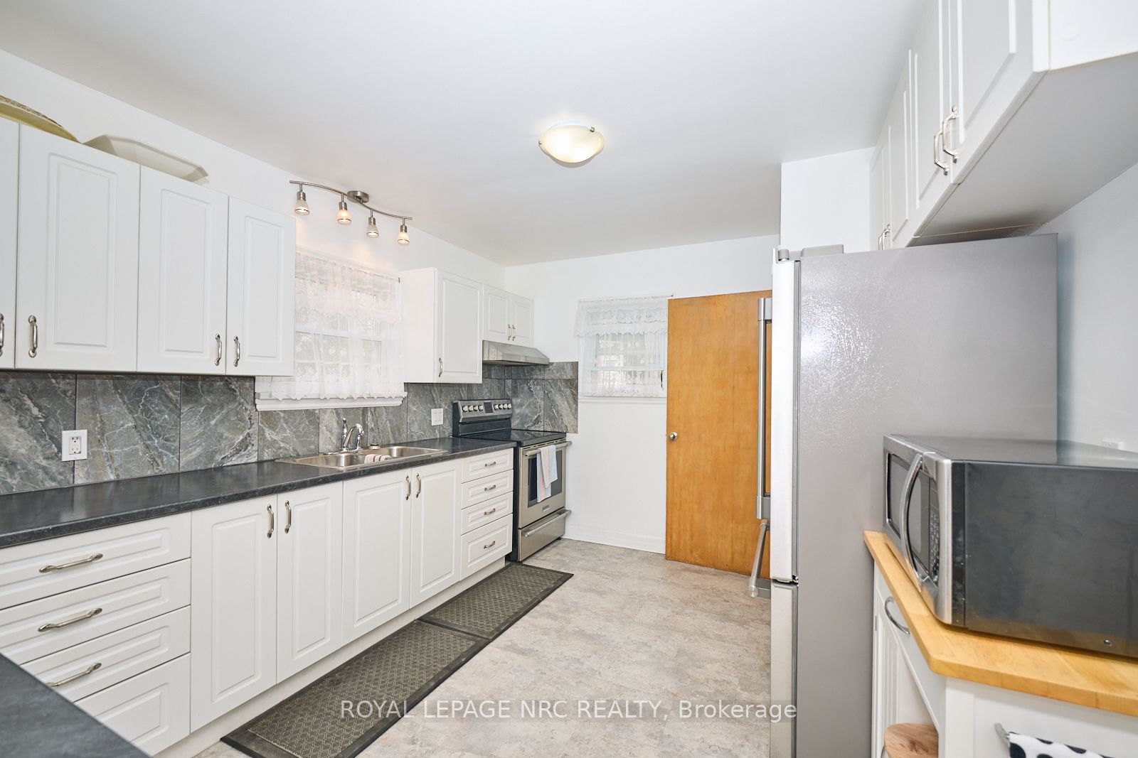 1 Thorndale Ave Property Photo 11