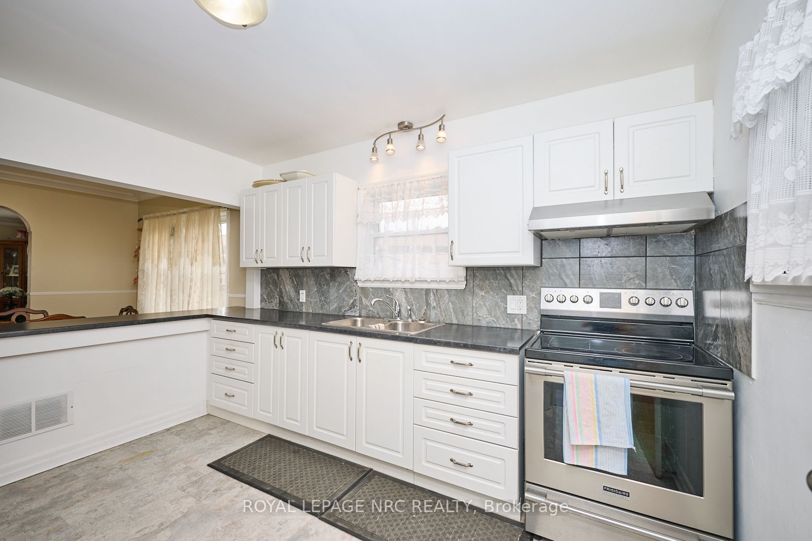 1 Thorndale Ave Property Photo 13