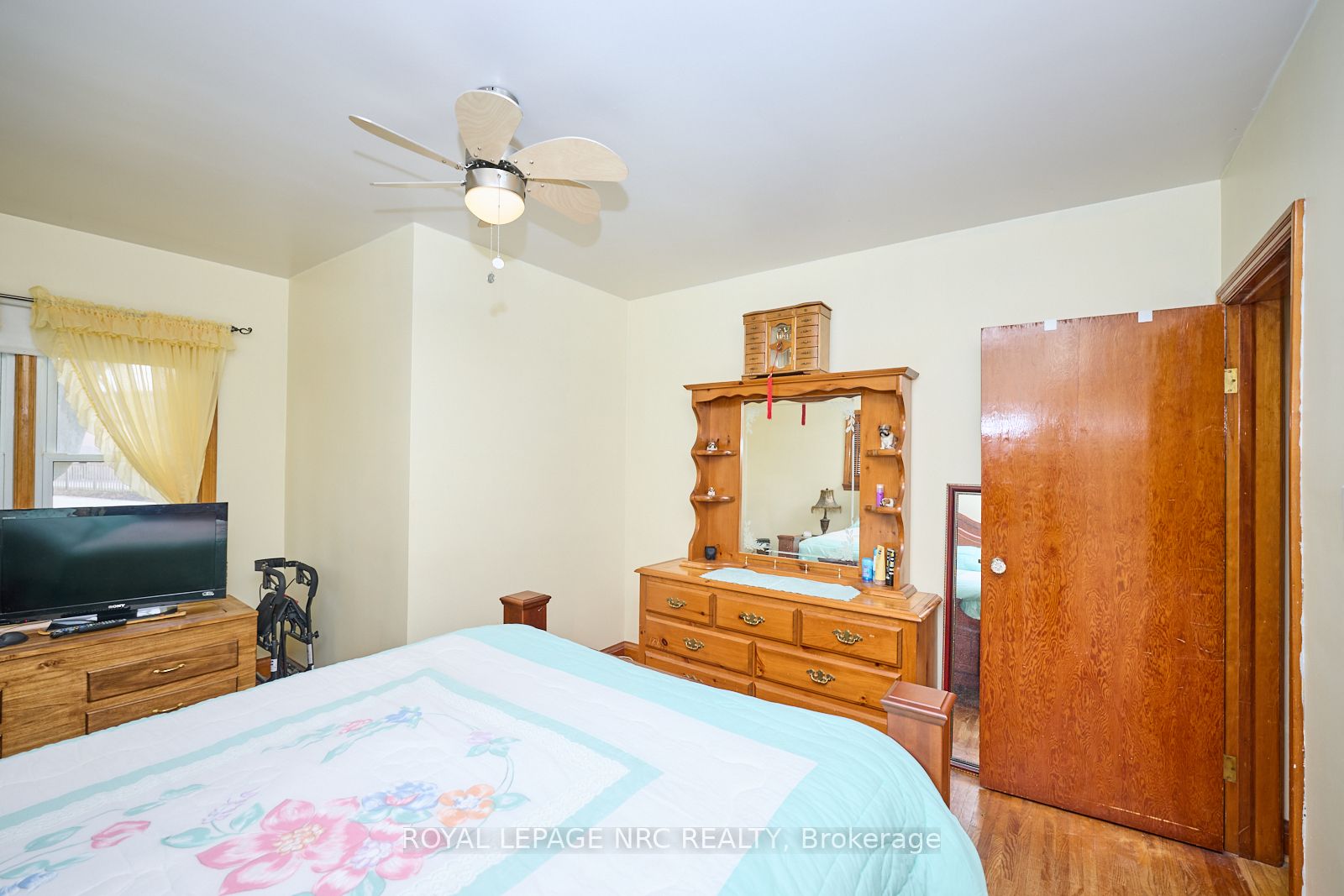 1 Thorndale Ave Property Photo 16