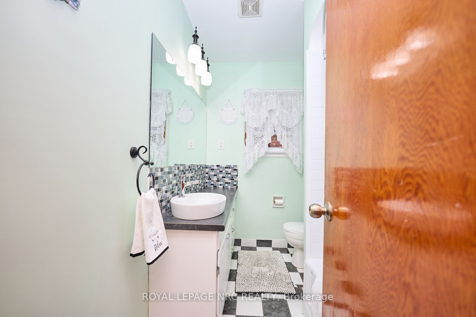 1 Thorndale Ave Property Photo 19