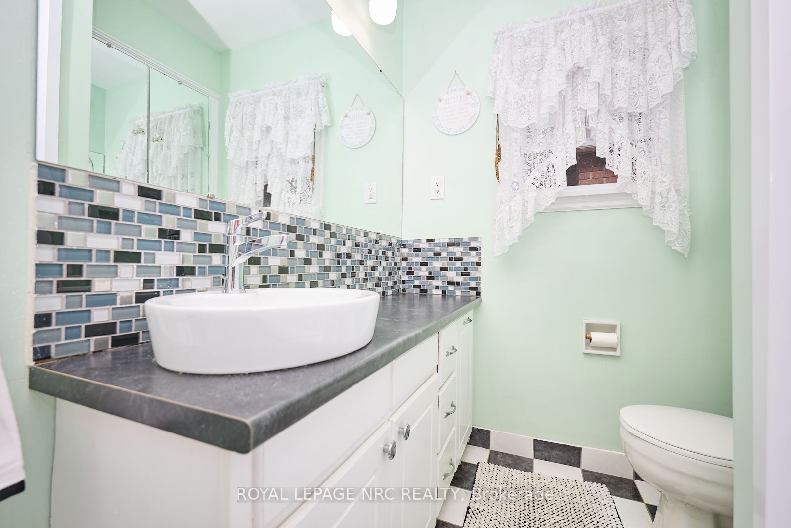 1 Thorndale Ave Property Photo 20