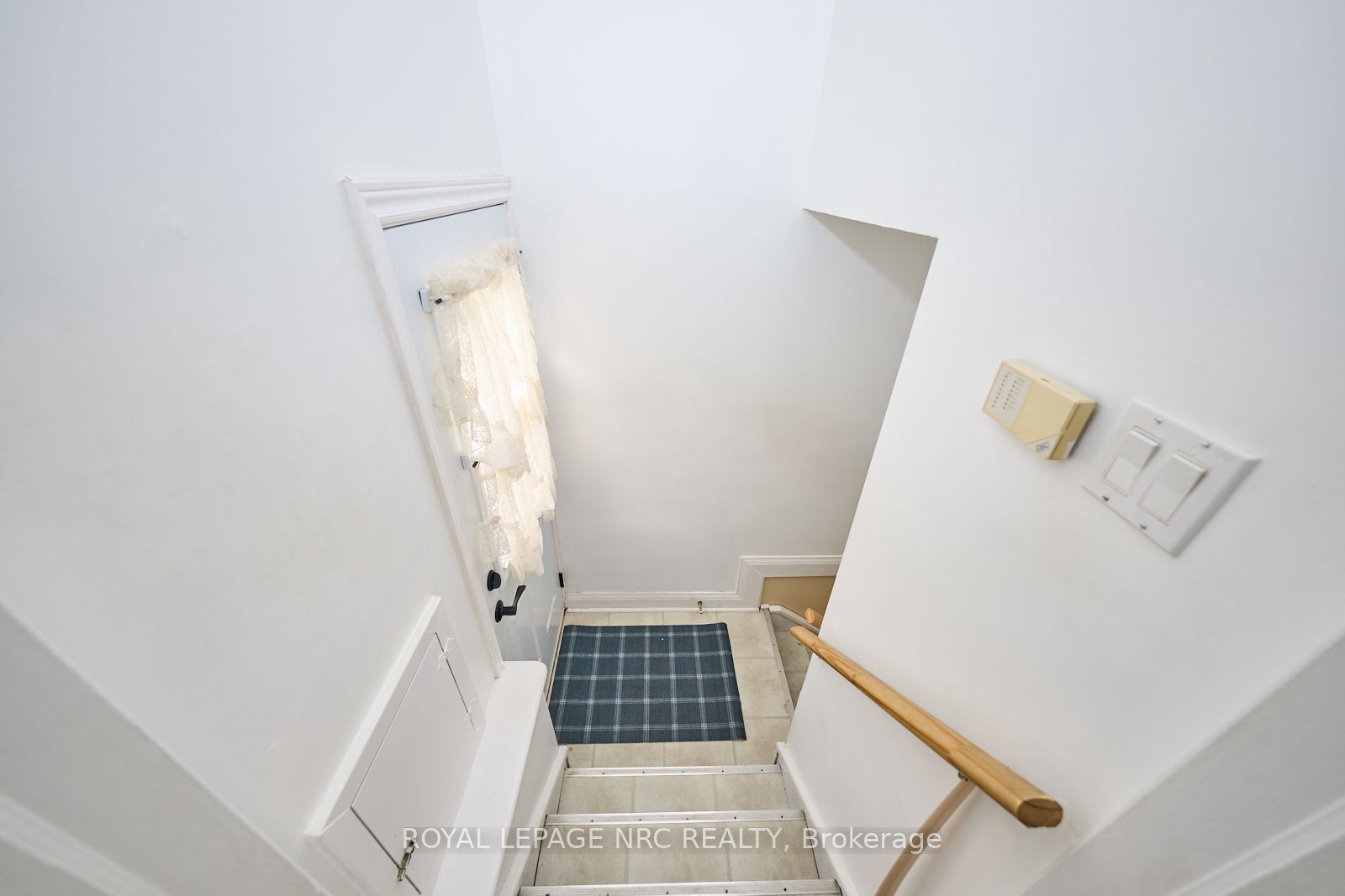1 Thorndale Ave Property Photo 22