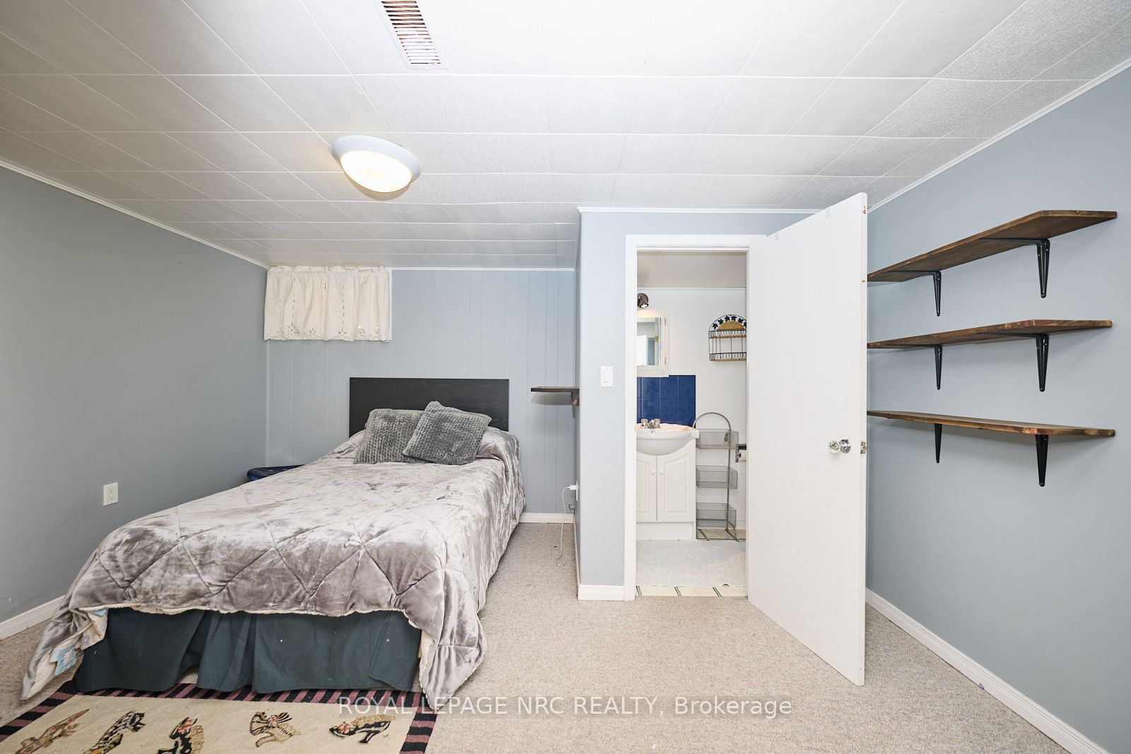 1 Thorndale Ave Property Photo 23