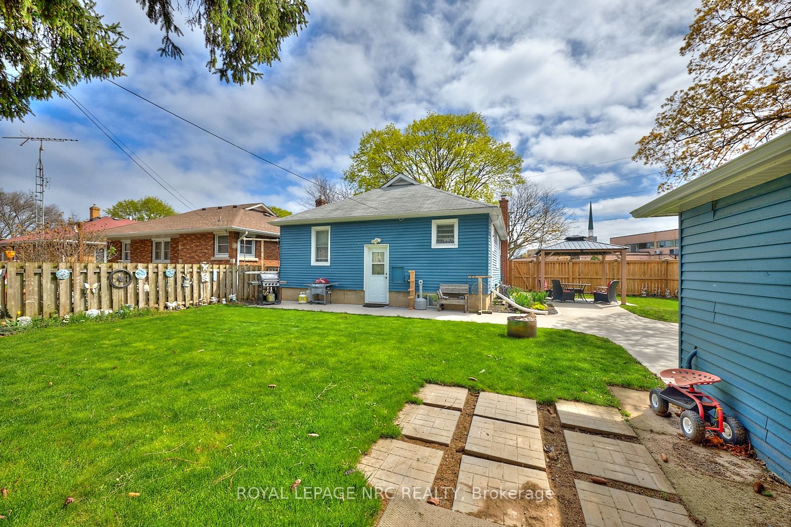 1 Thorndale Ave Property Photo 37