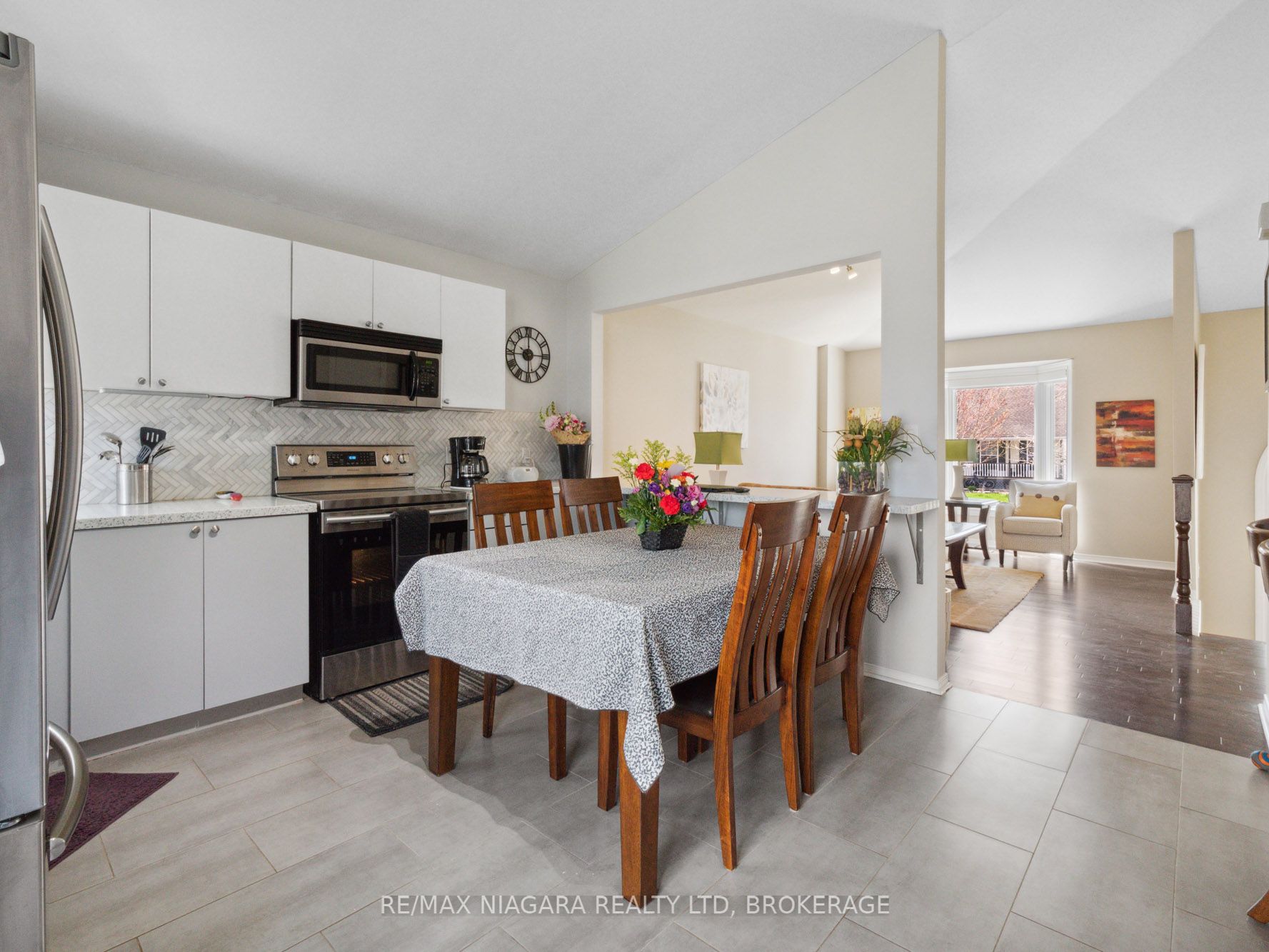 3564 Hill Street Property Photo 6