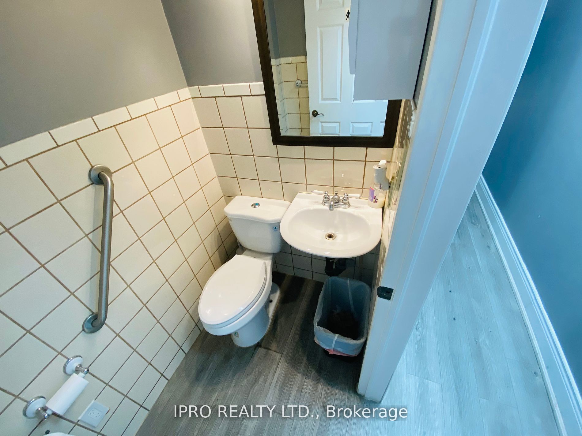 210 Samuelson Street C Property Photo 8