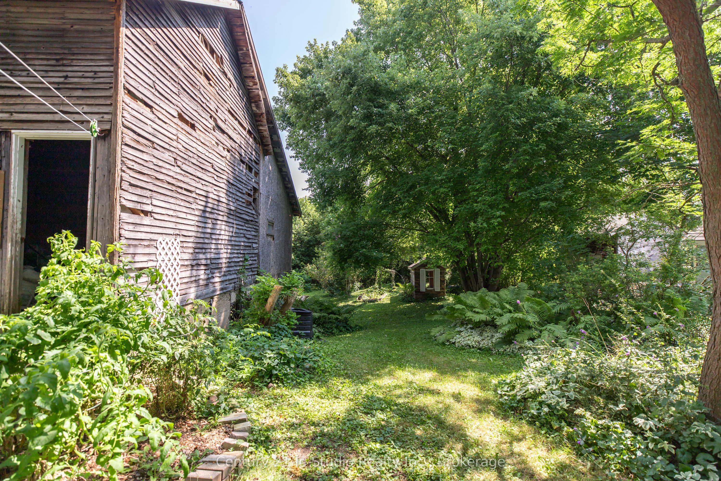 239 N College Street N Property Photo 9