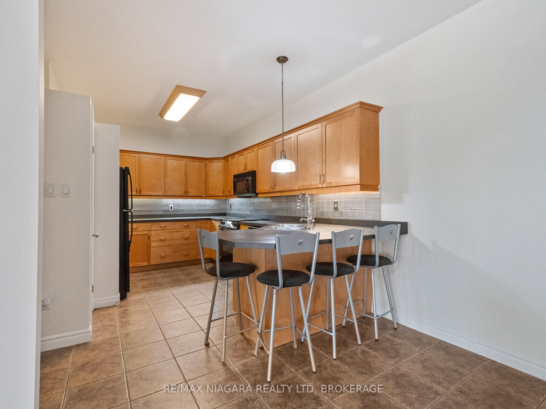 2270 Stonehaven Avenue E Property Photo 5