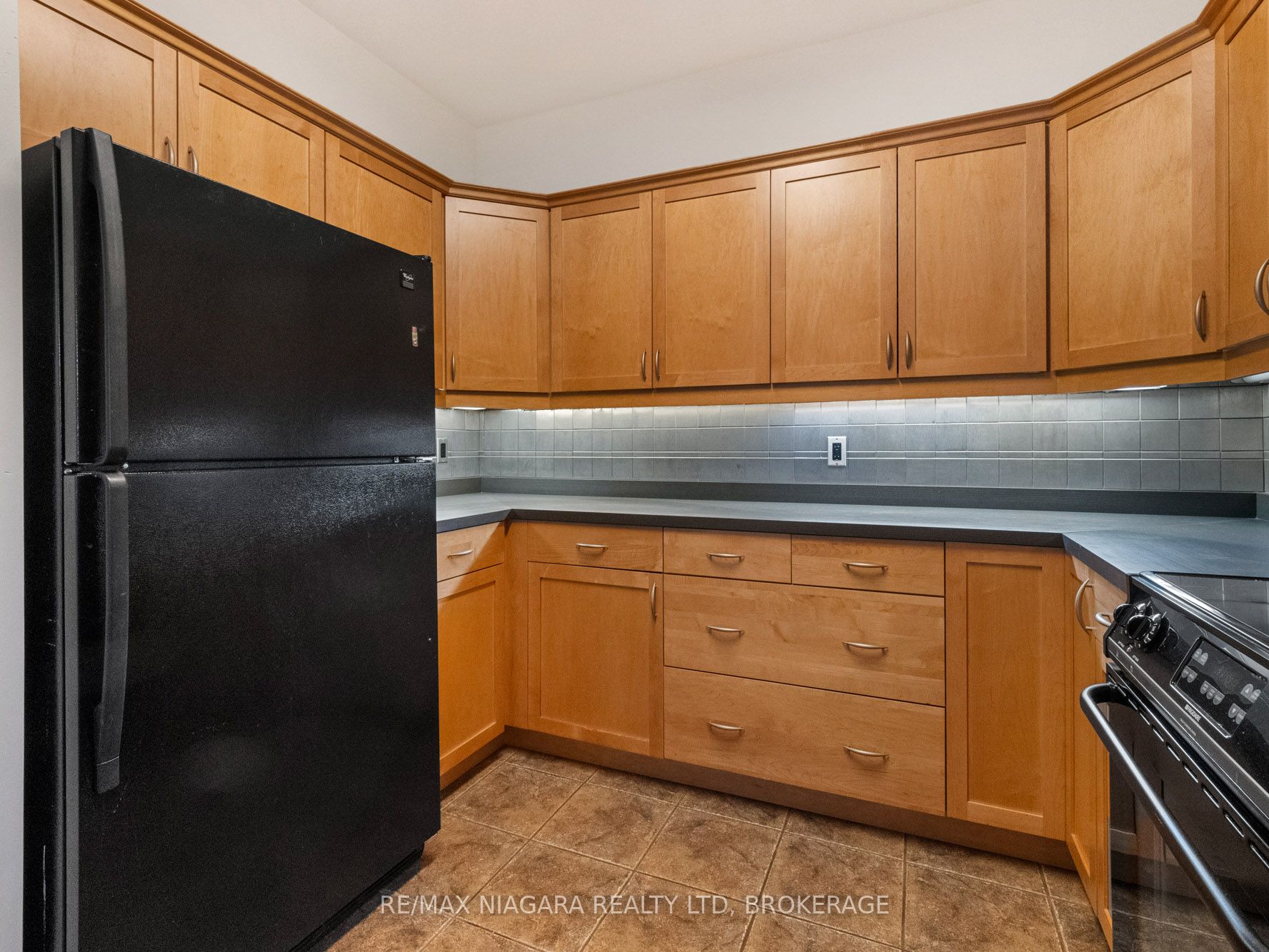 2270 Stonehaven Avenue E Property Photo 6
