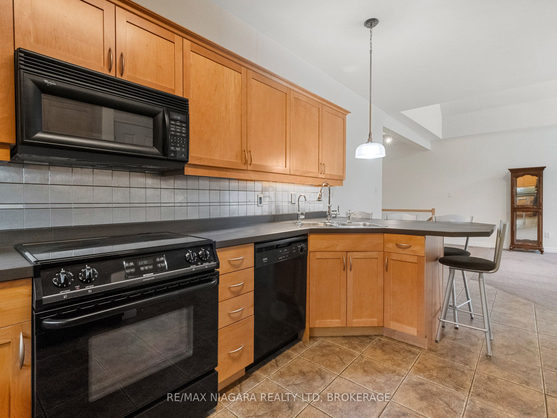 2270 Stonehaven Avenue E Property Photo 7