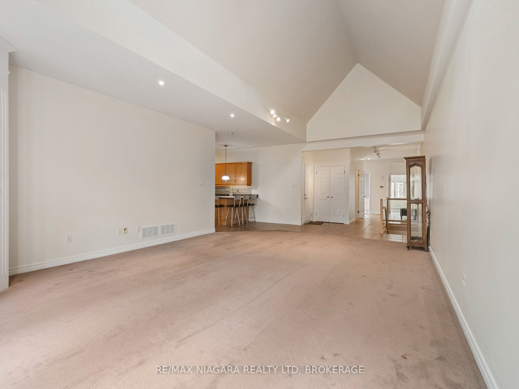 2270 Stonehaven Avenue E Property Photo 10
