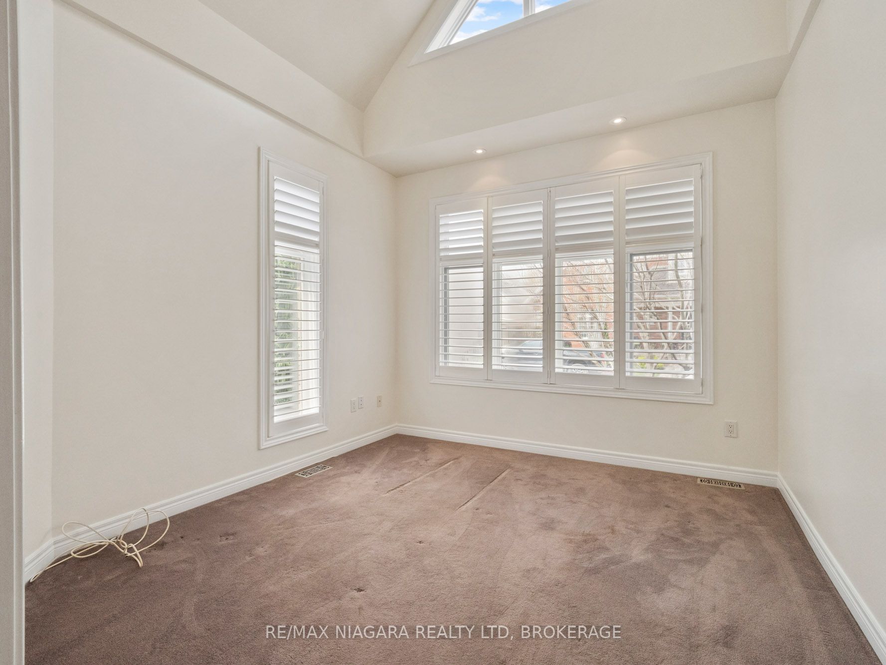 2270 Stonehaven Avenue E Property Photo 11