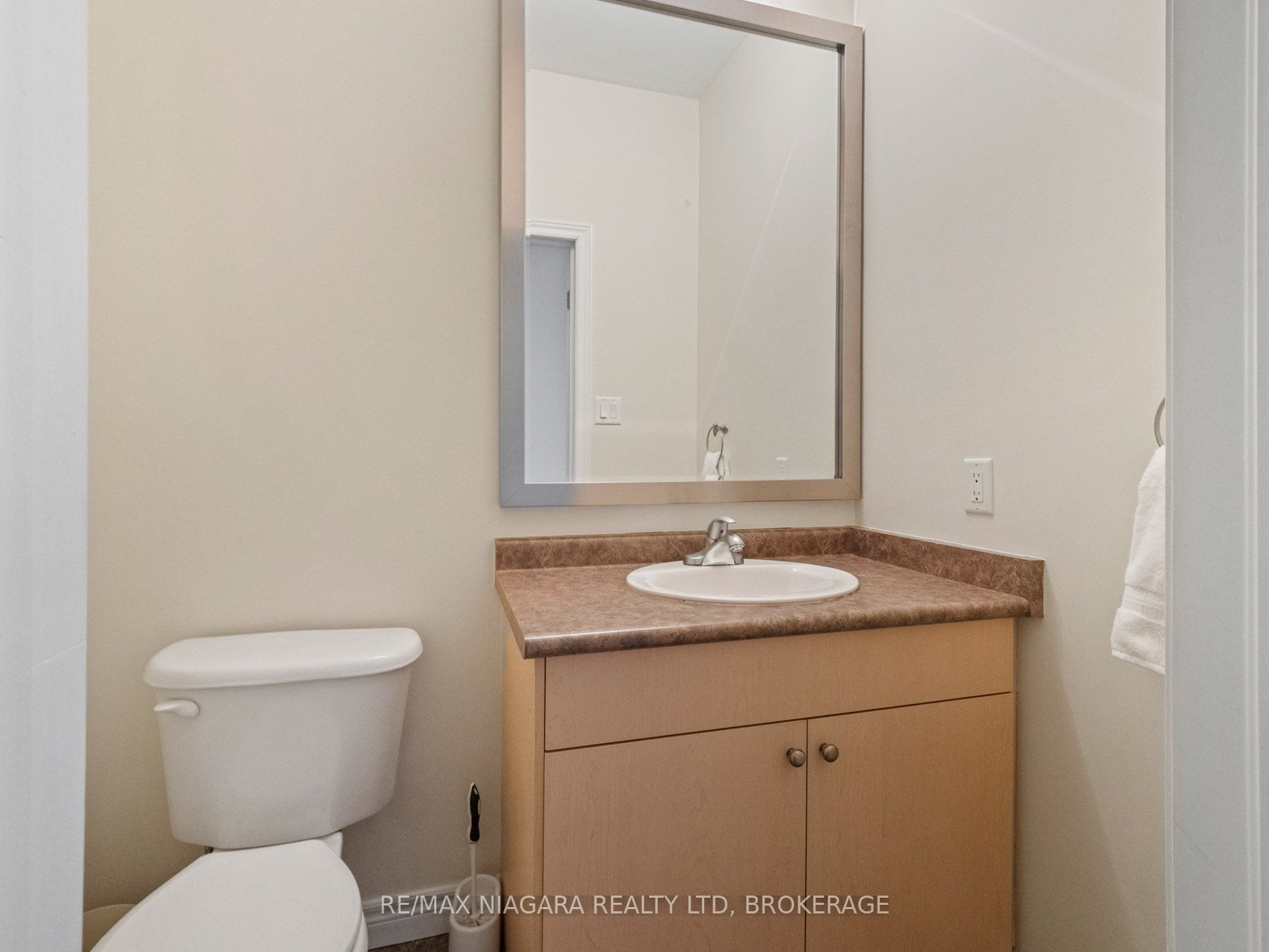 2270 Stonehaven Avenue E Property Photo 12