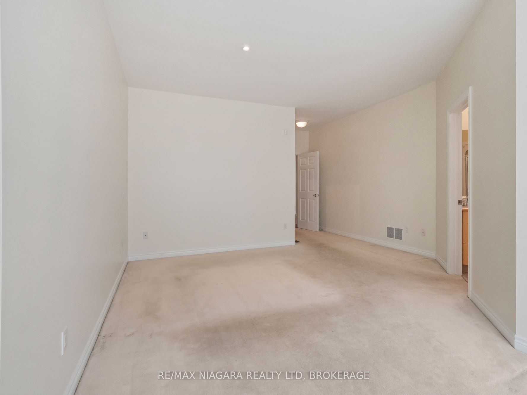 2270 Stonehaven Avenue E Property Photo 13