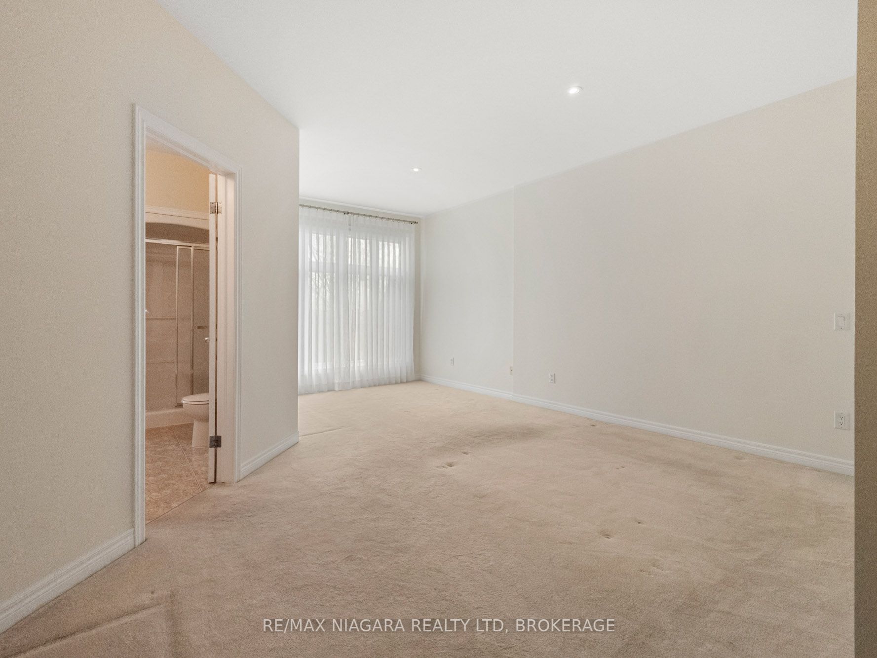 2270 Stonehaven Avenue E Property Photo 15