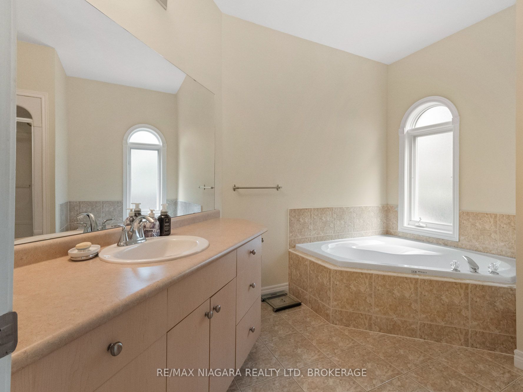 2270 Stonehaven Avenue E Property Photo 16