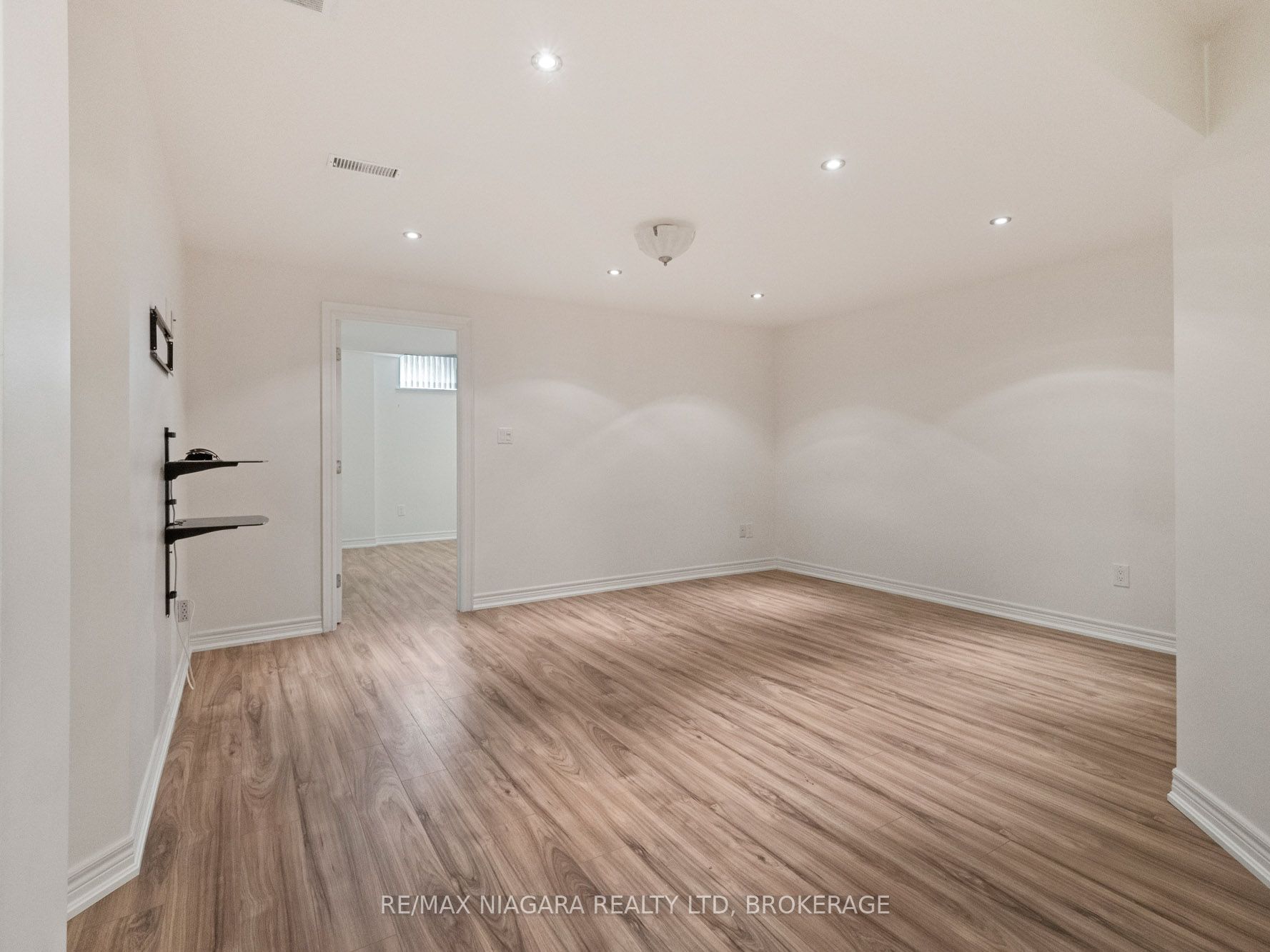 2270 Stonehaven Avenue E Property Photo 21