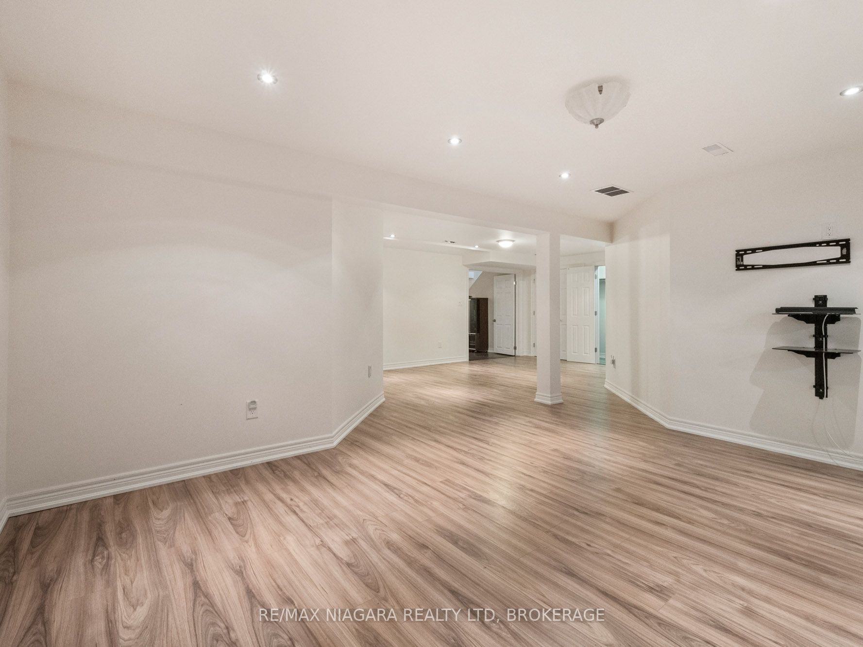 2270 Stonehaven Avenue E Property Photo 24