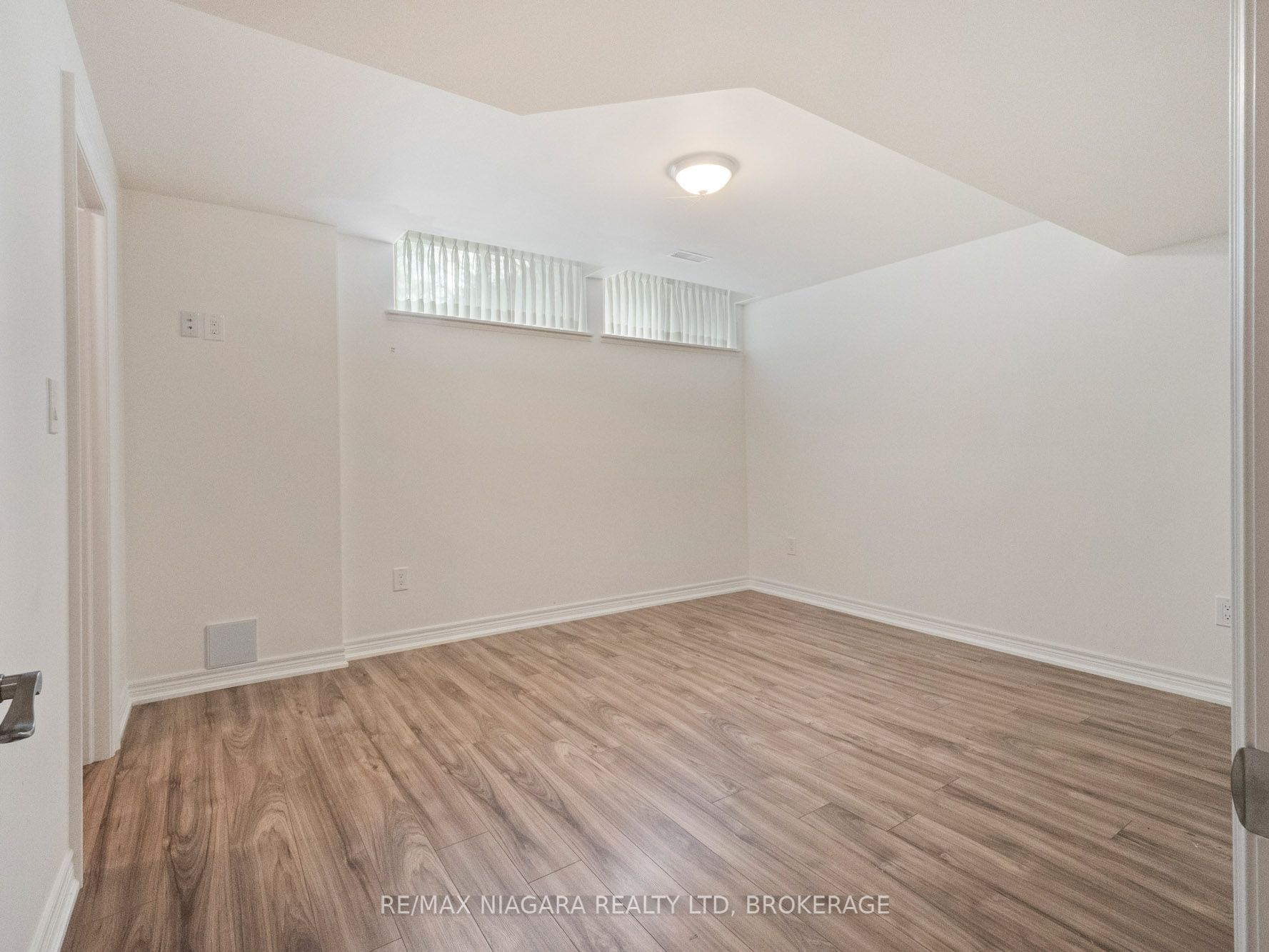 2270 Stonehaven Avenue E Property Photo 26