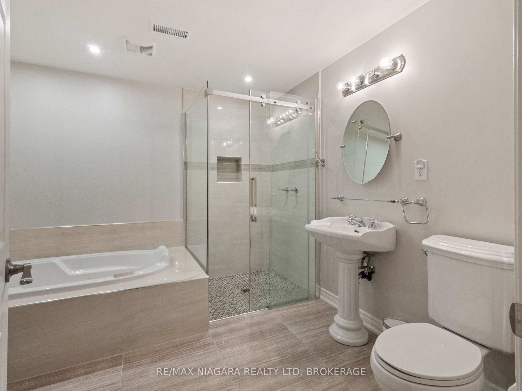 2270 Stonehaven Avenue E Property Photo 27