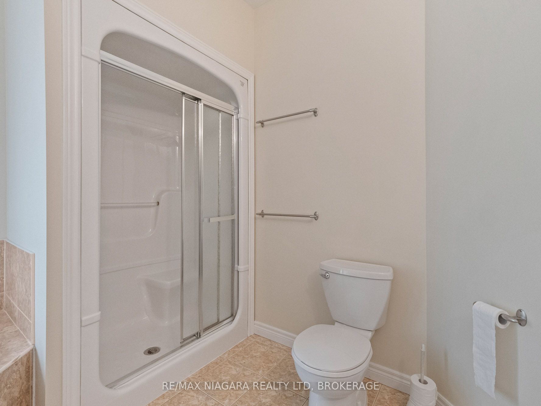 2270 Stonehaven Avenue E Property Photo 28