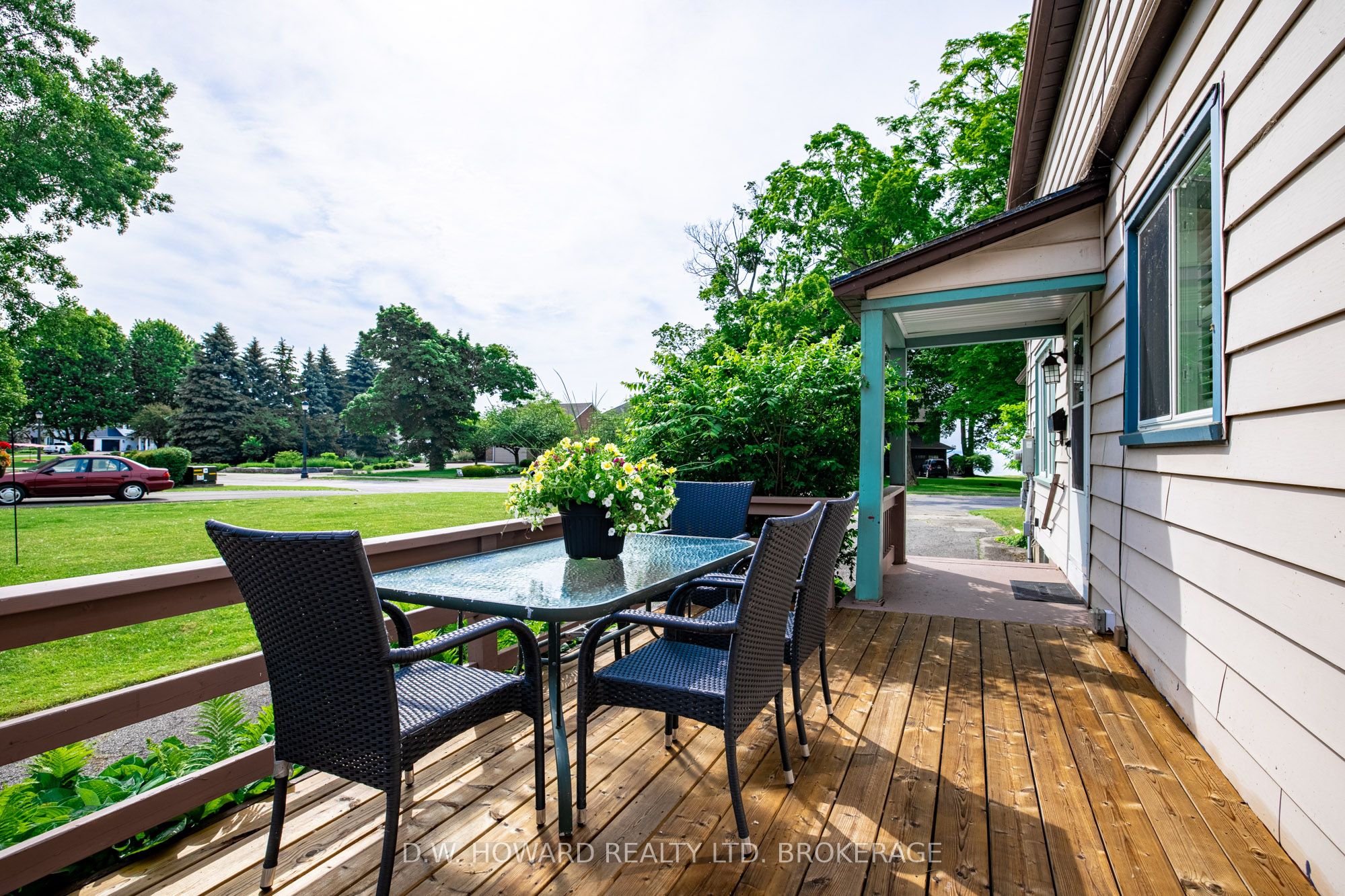 692 Lake Shore Rd Property Photo 3