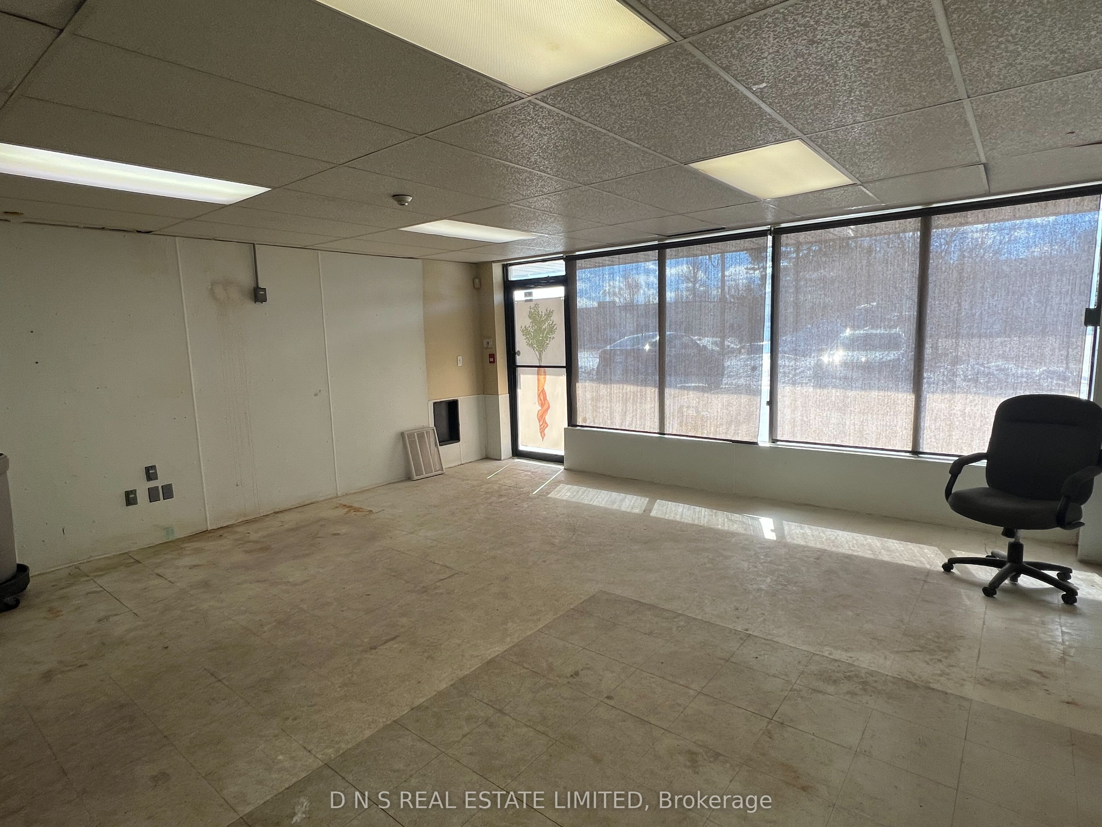 #4 - 637 The Queensway Property Photo 2