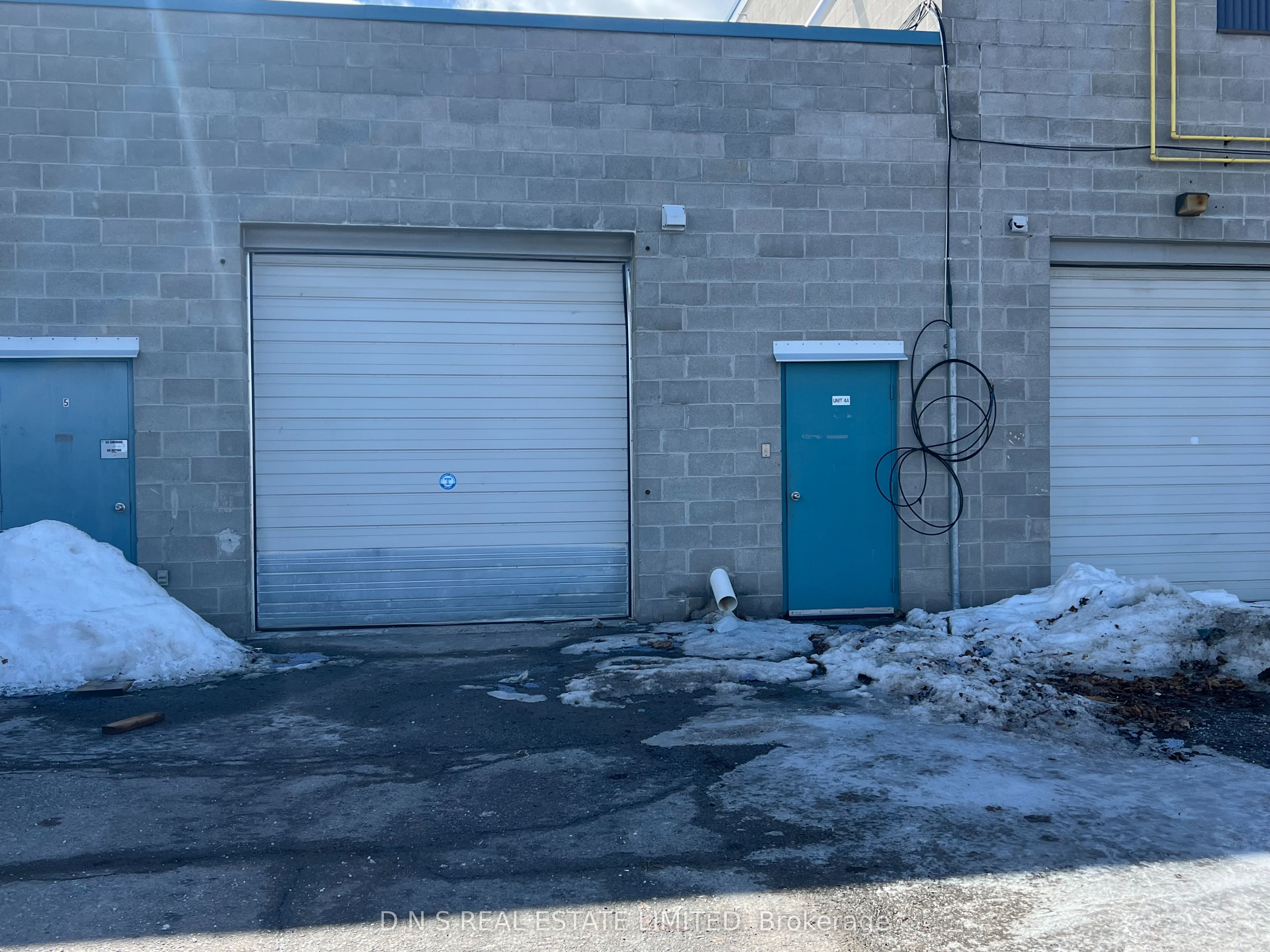 #4 - 637 The Queensway Property Photo 4