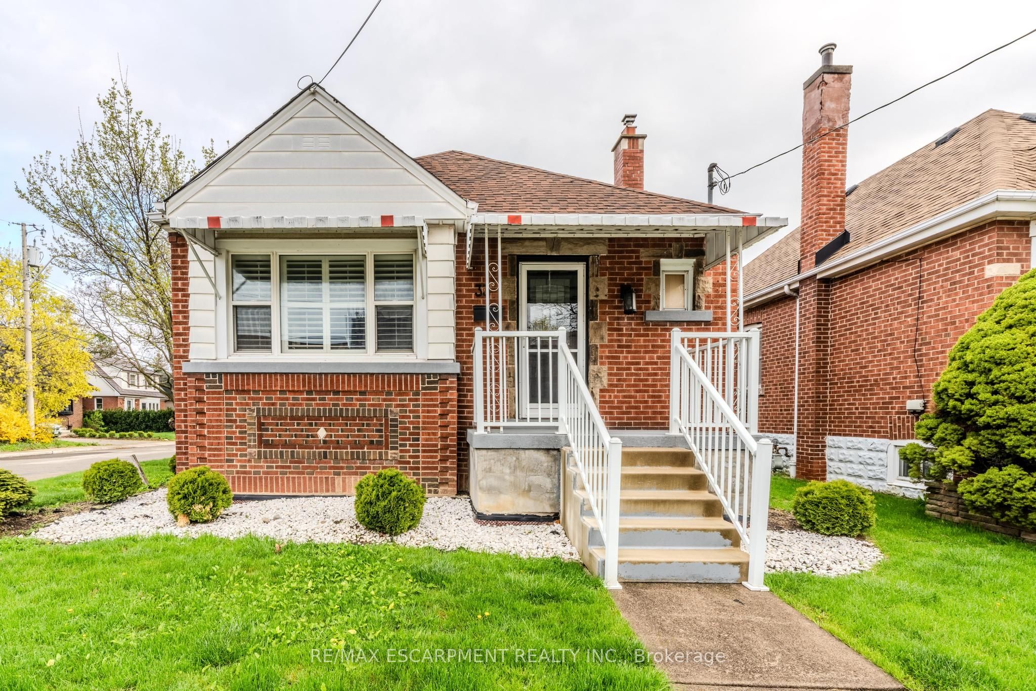 33 Brucedale Avenue E Property Photo 1