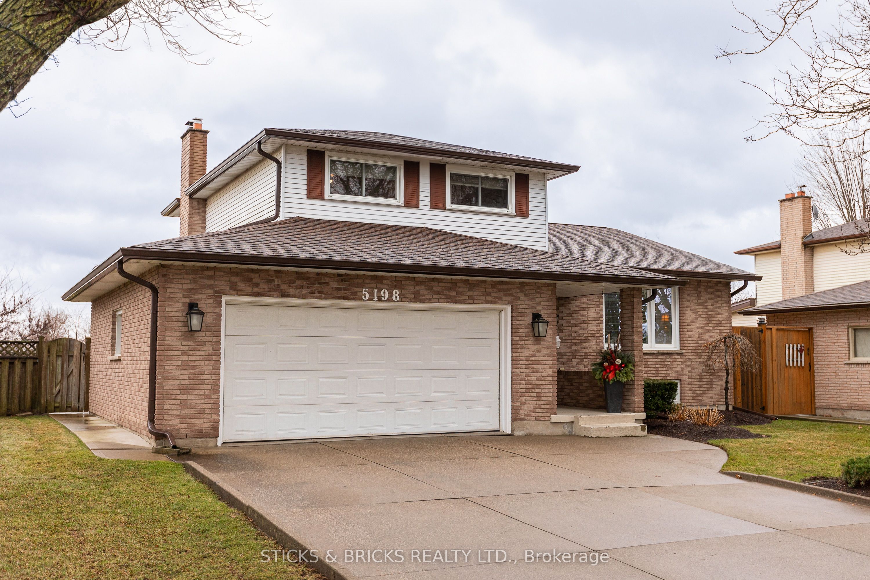 5198 Valley View Cres Property Photo 1