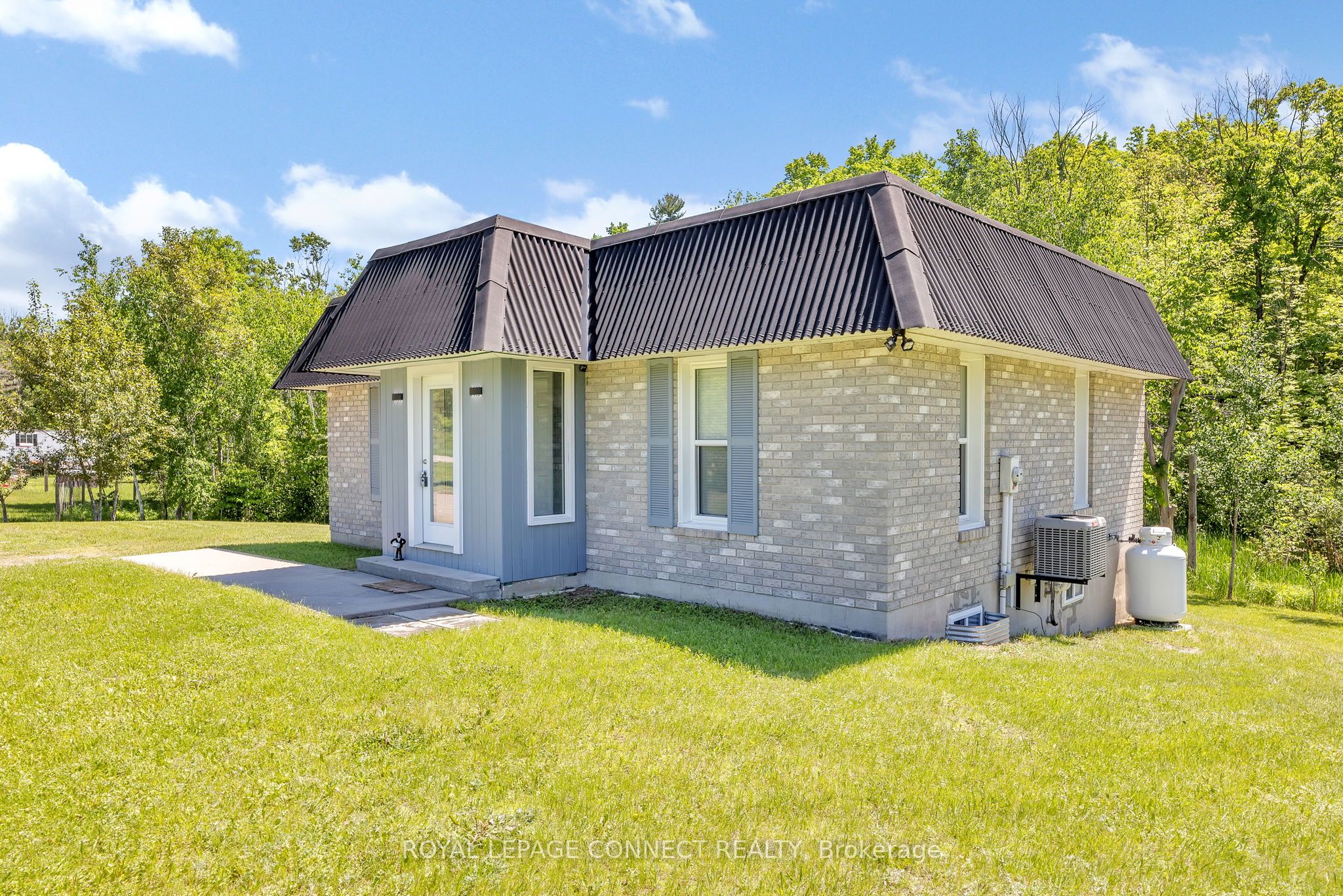 112922 Highway 7 Property Photo 1