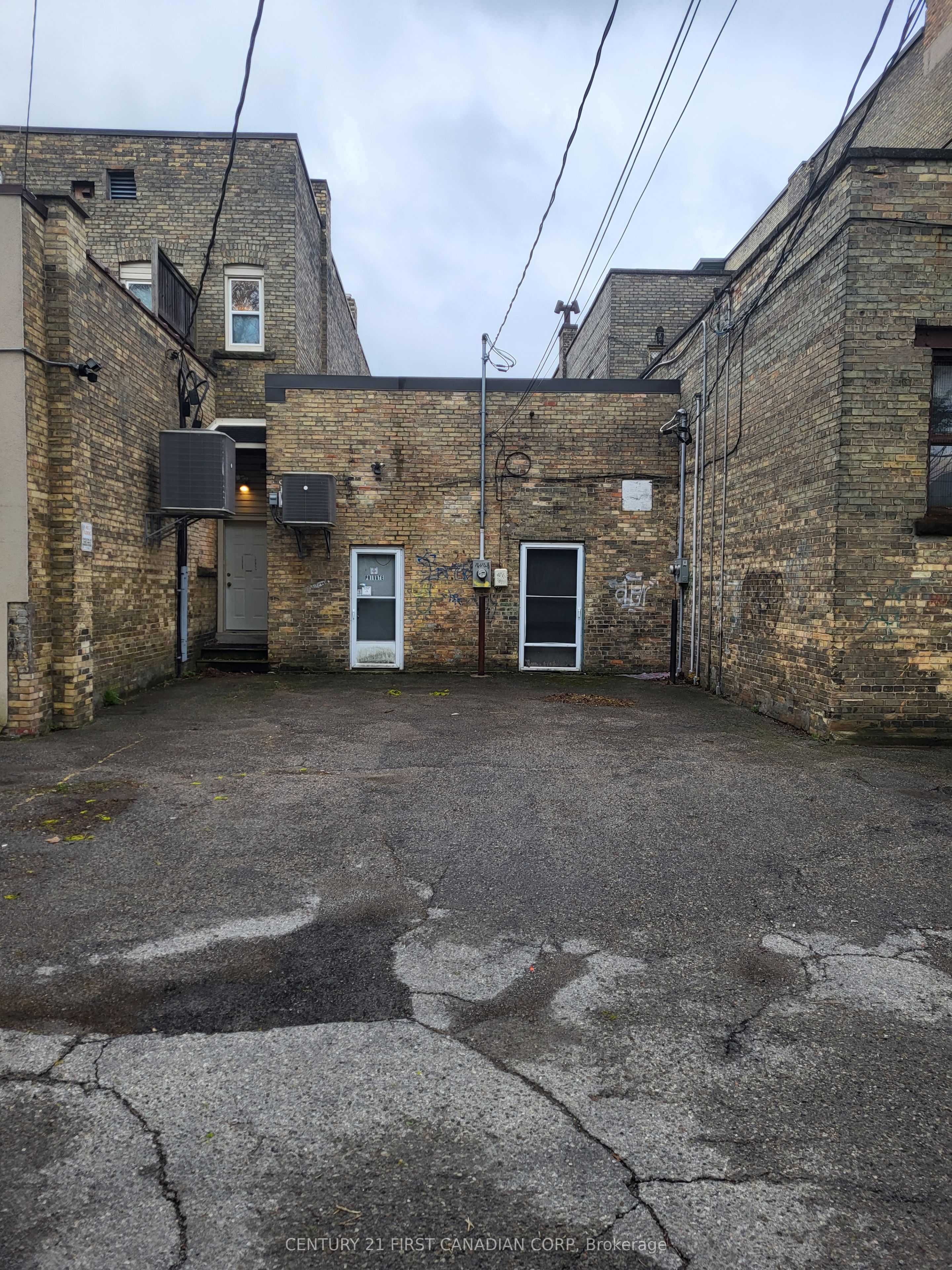 431 Talbot Street Property Photo 8