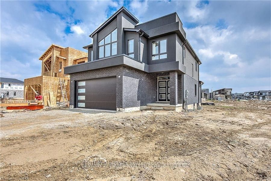 249 HESSELMAN Crescent Property Photo 1