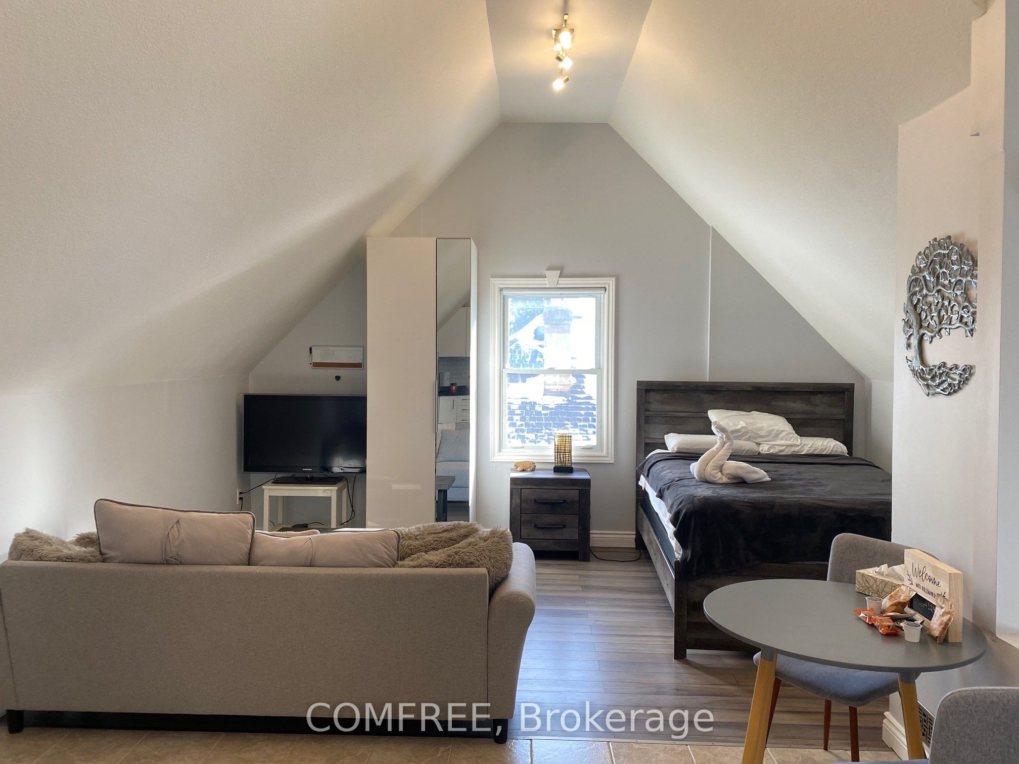 190 Rathowen Street Property Photo 3