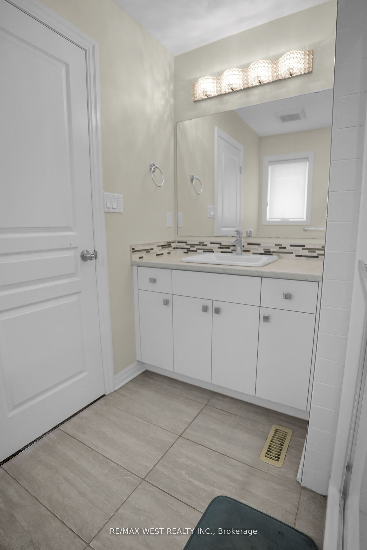 9 Noble Ln Property Photo 12