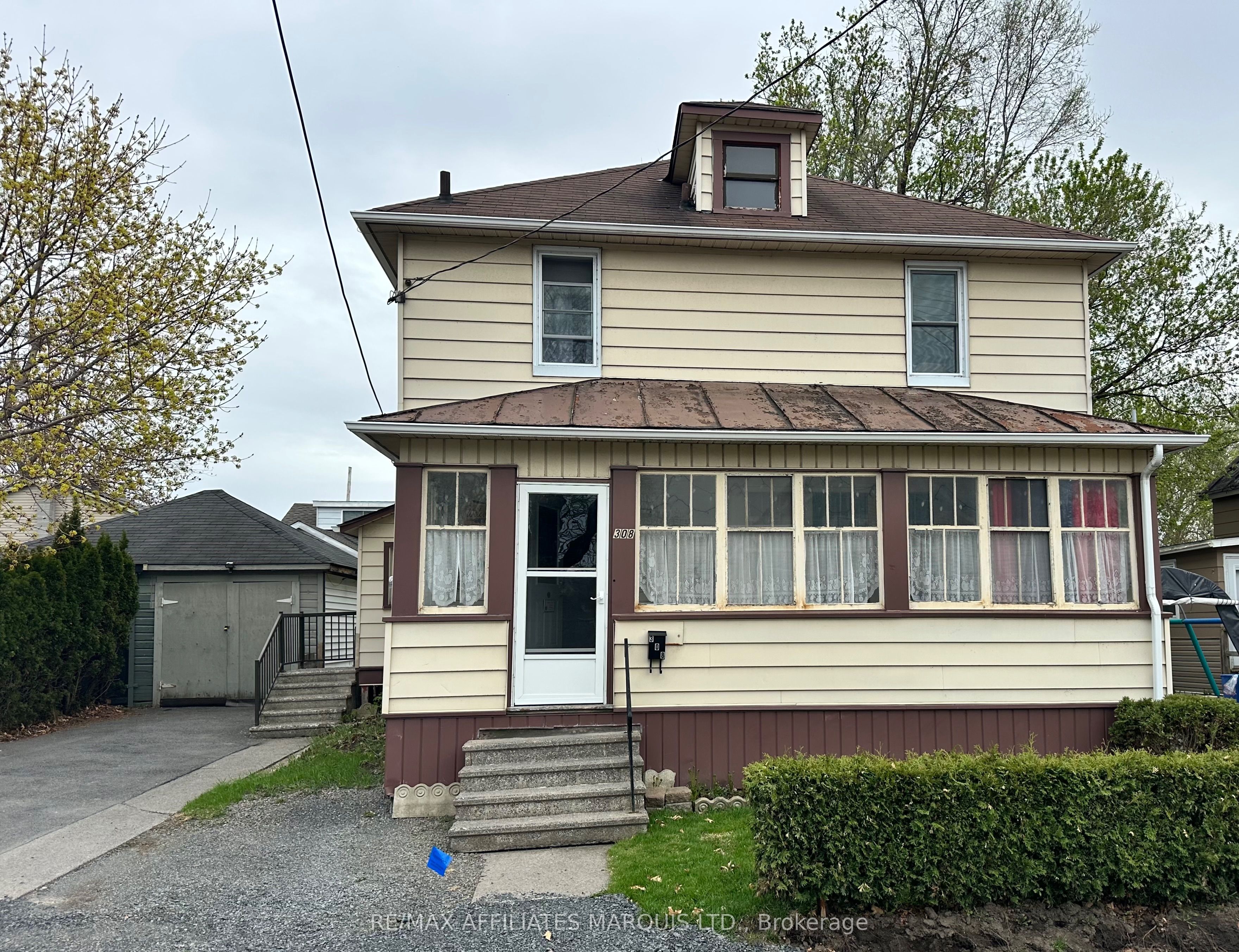 308 Third Street W Property Photo 2