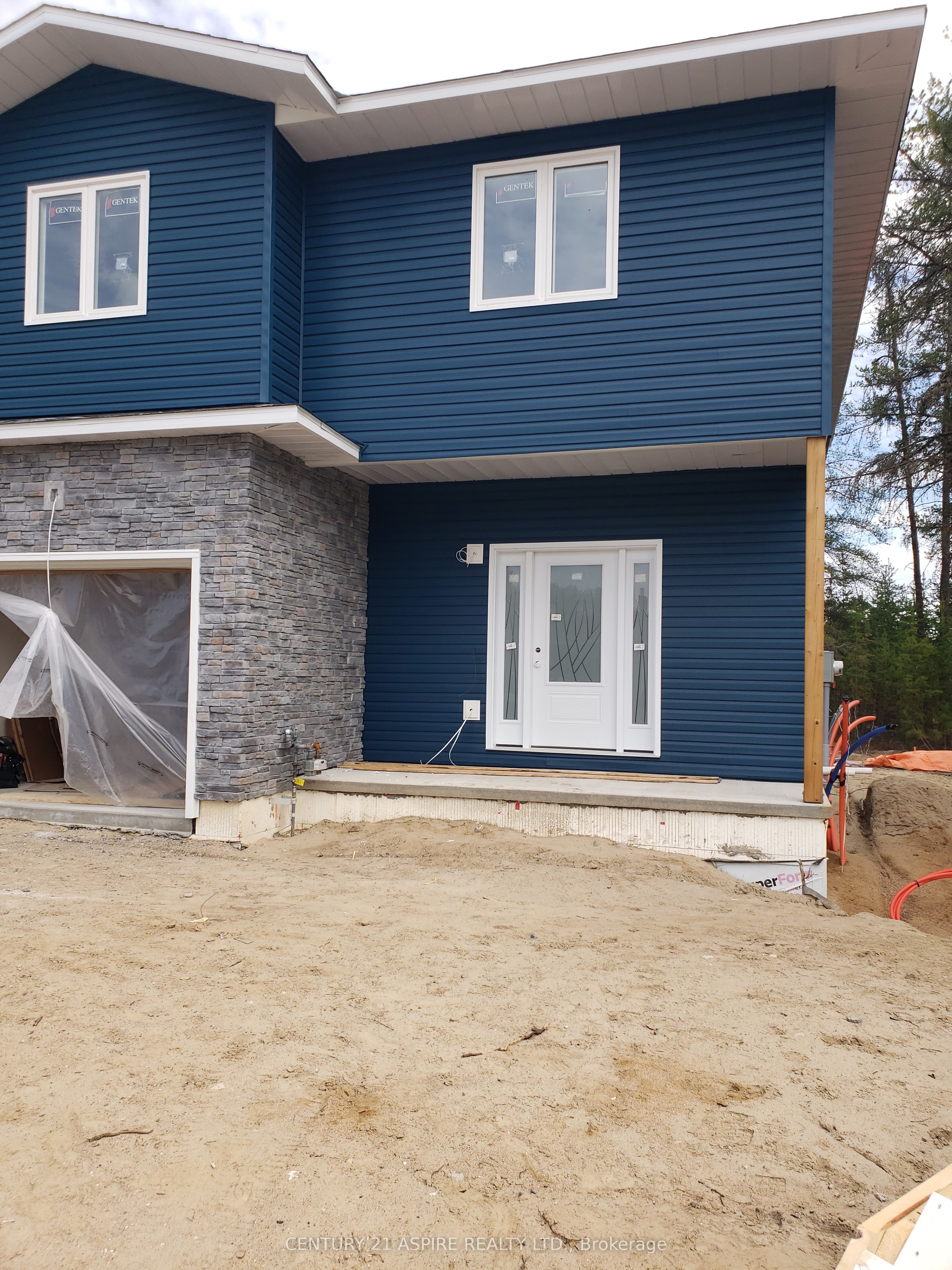 94a Frontenac Crescent Property Photo 1