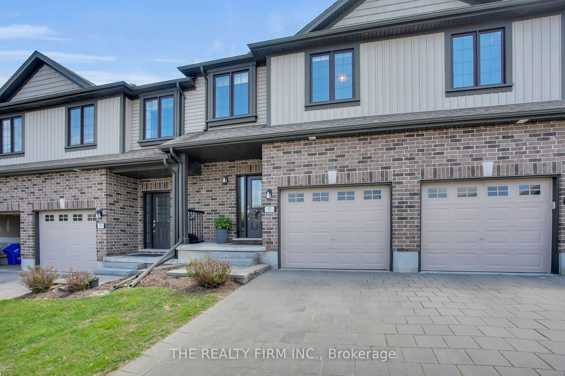 #37 - 1030 Oakcrossing Gate Property Photo 1