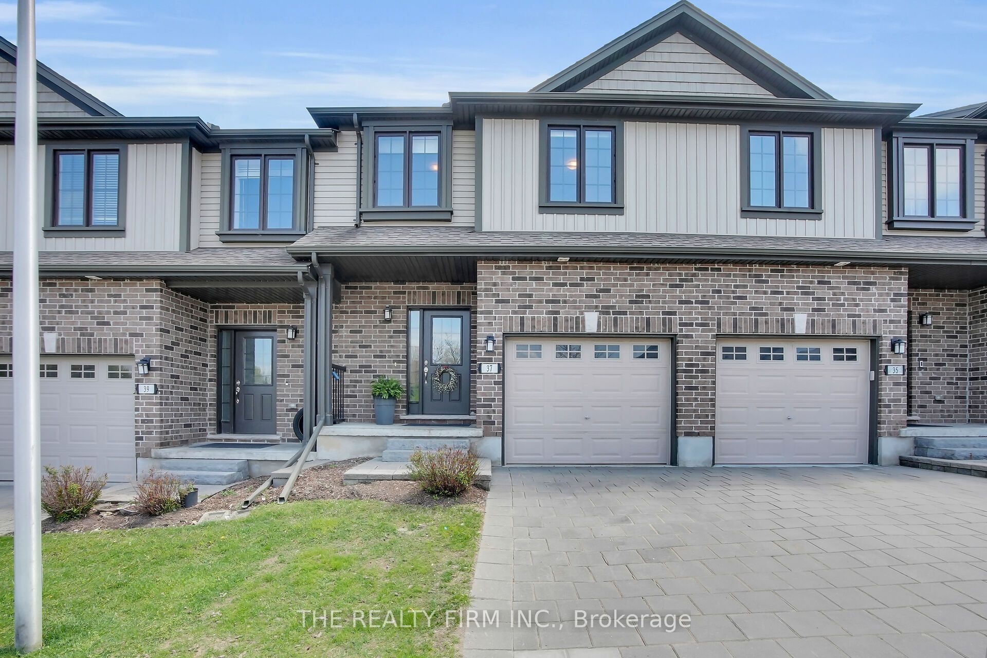 #37 - 1030 Oakcrossing Gate Property Photo 2