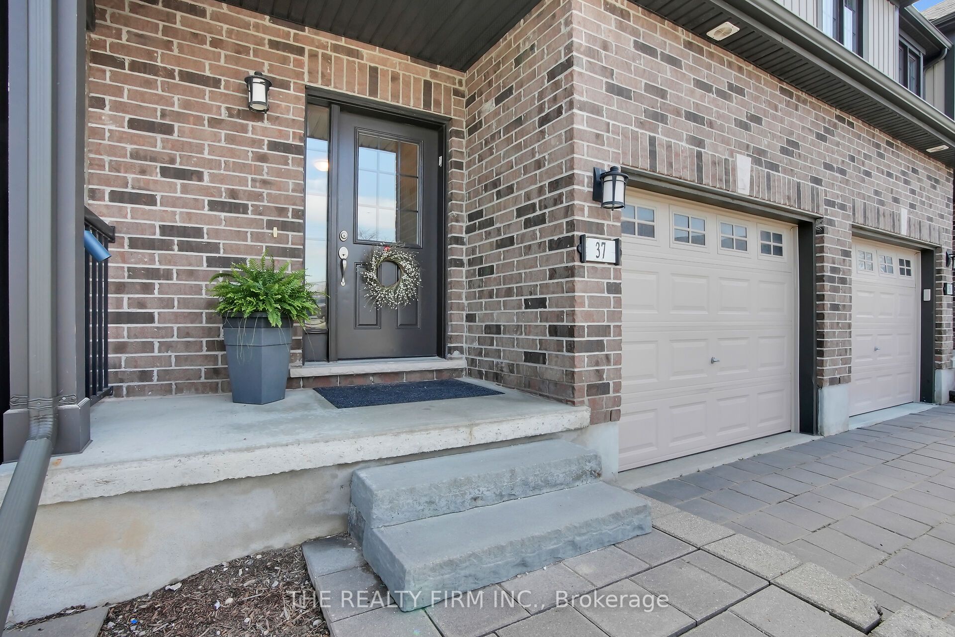 #37 - 1030 Oakcrossing Gate Property Photo 3