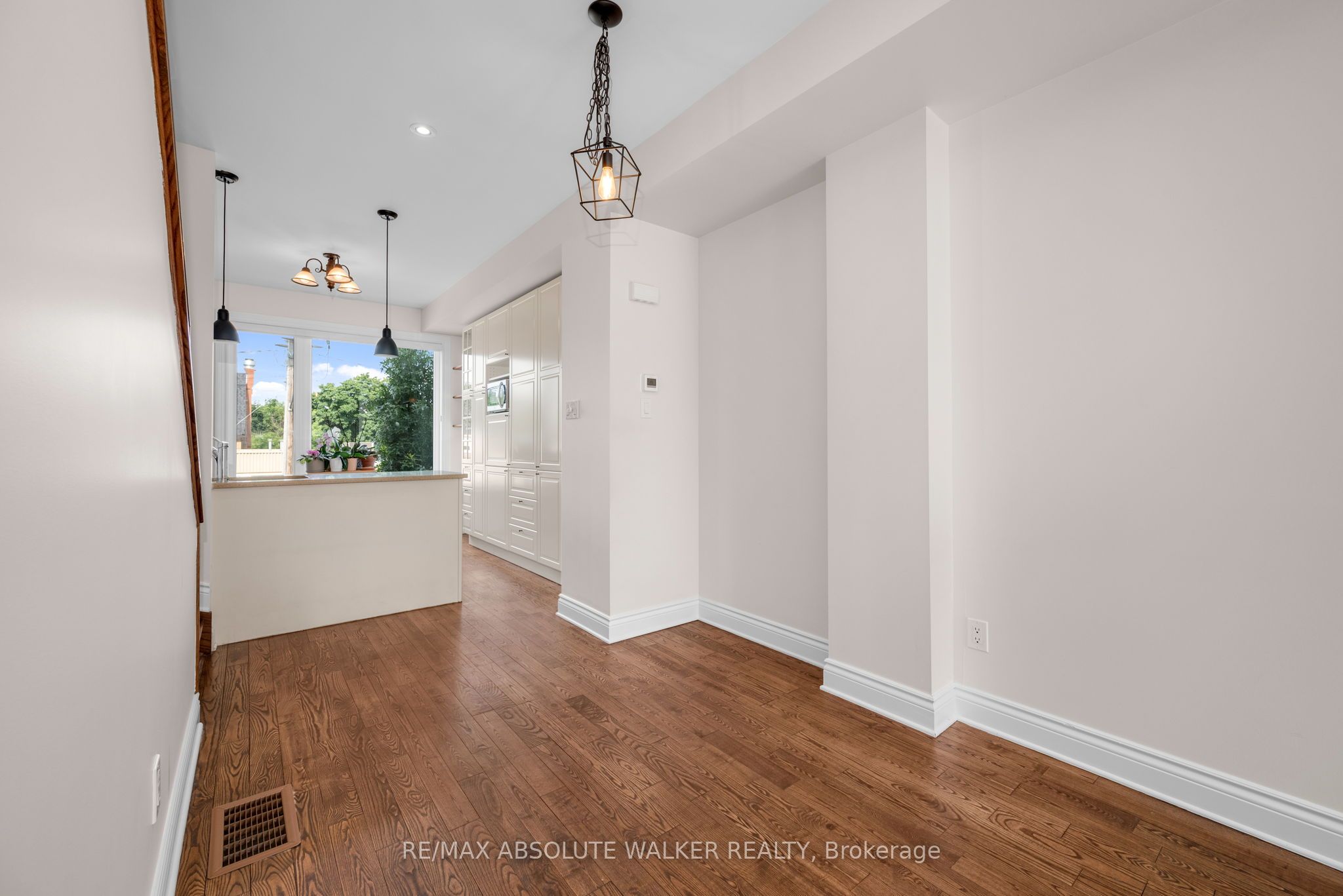 286 Cambridge Street N Property Photo 11