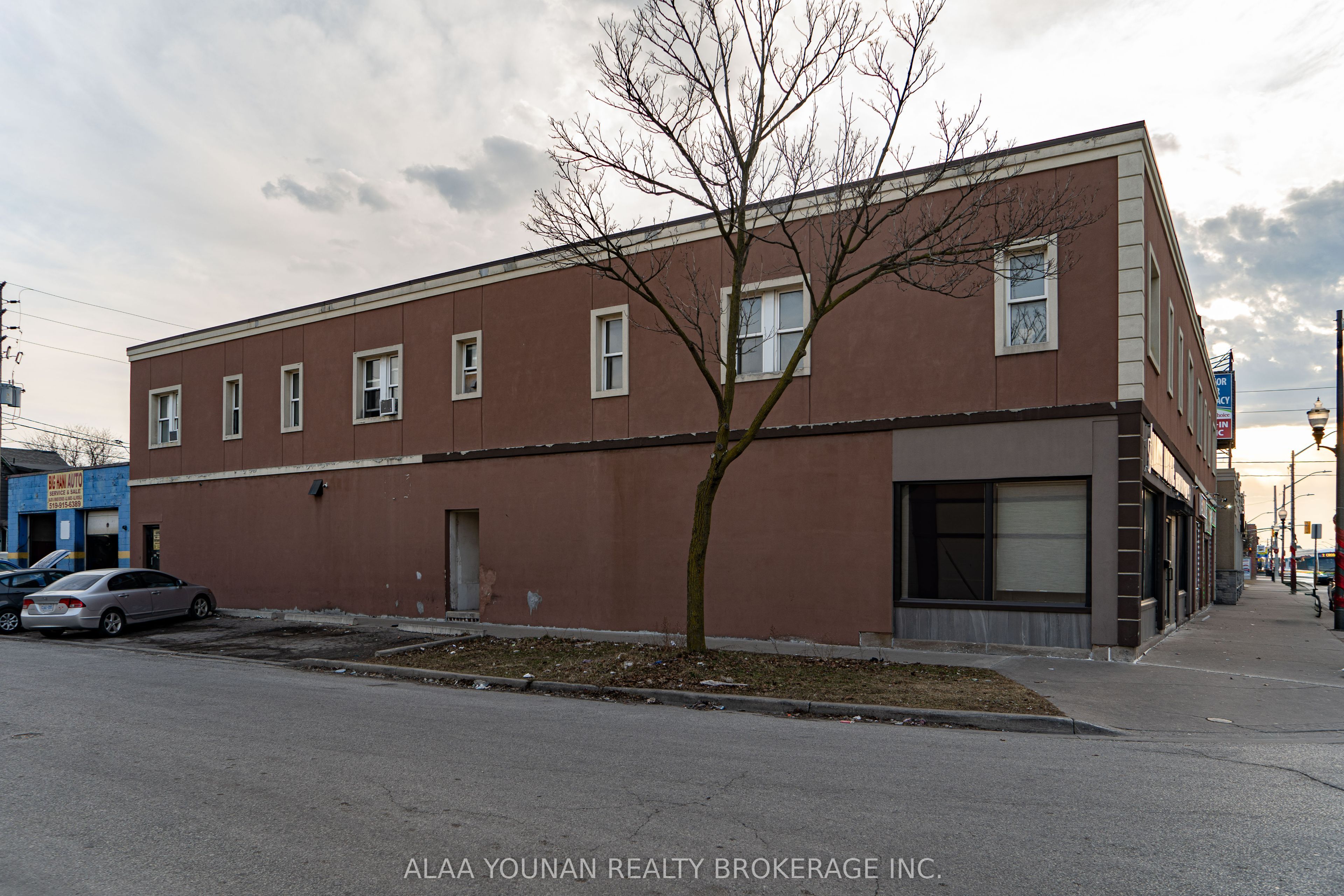 679 Wyandotte Street E Property Photo 11