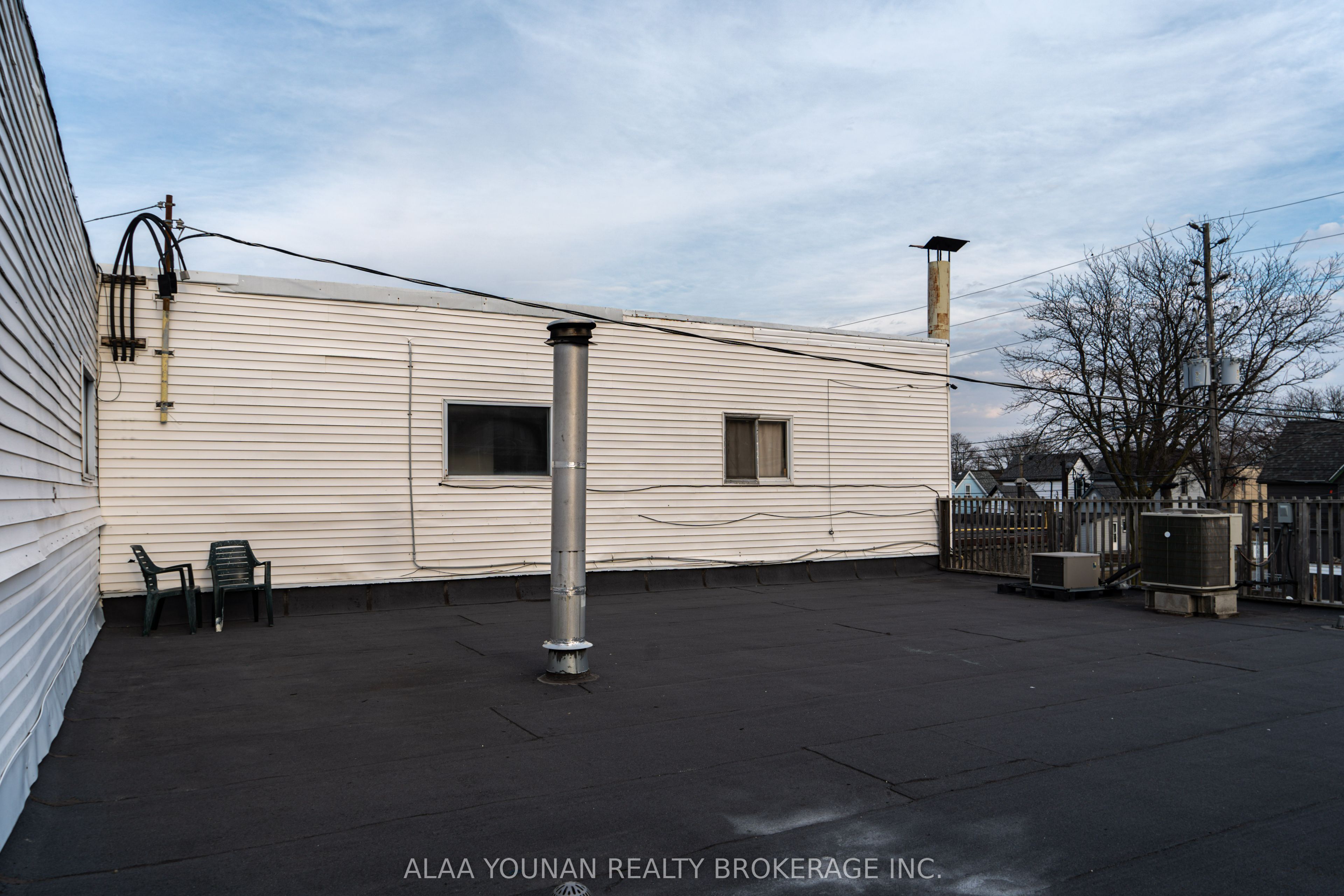 679 Wyandotte Street E Property Photo 17